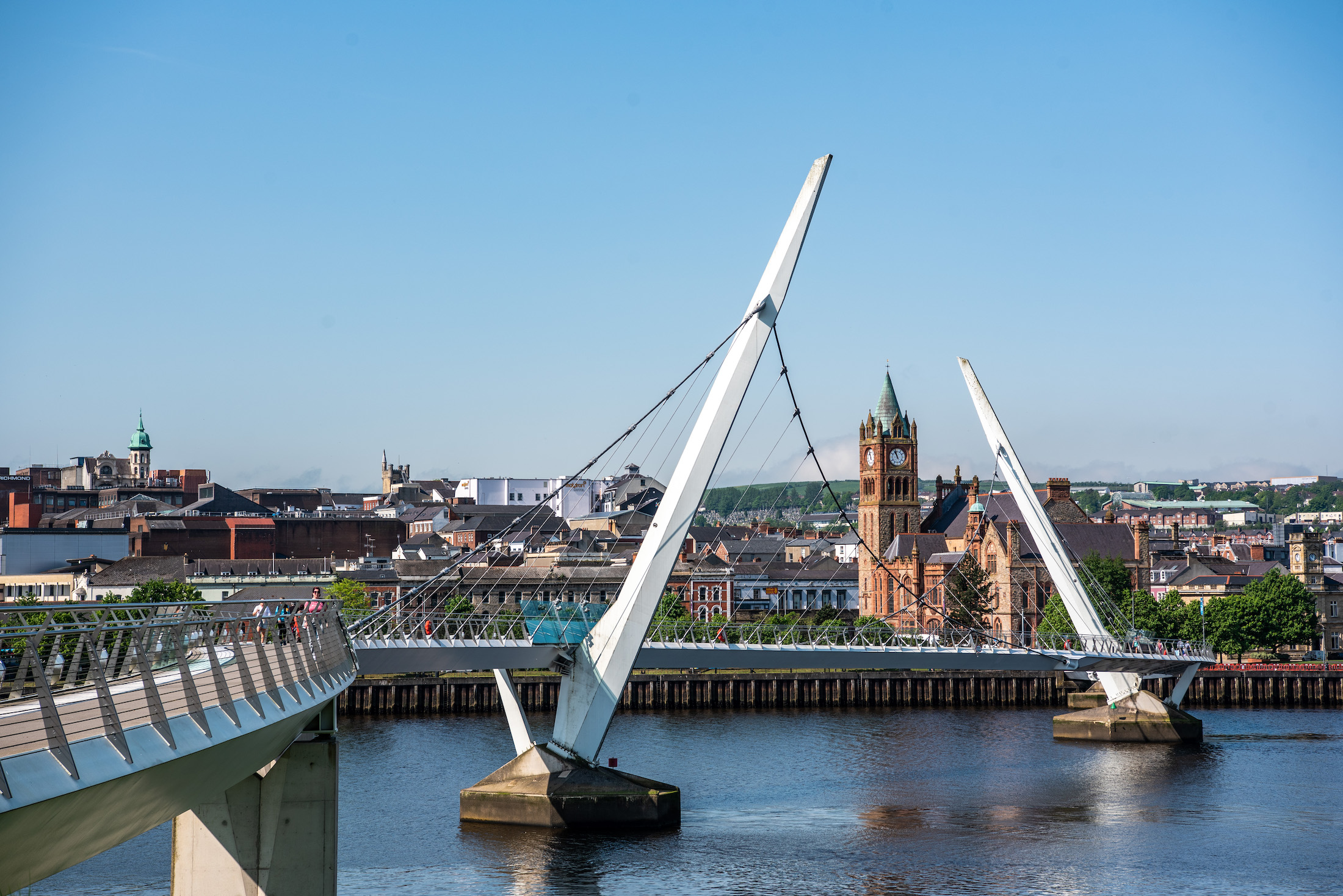 Wandel over de Peace Bridge van Derry-Londonderry