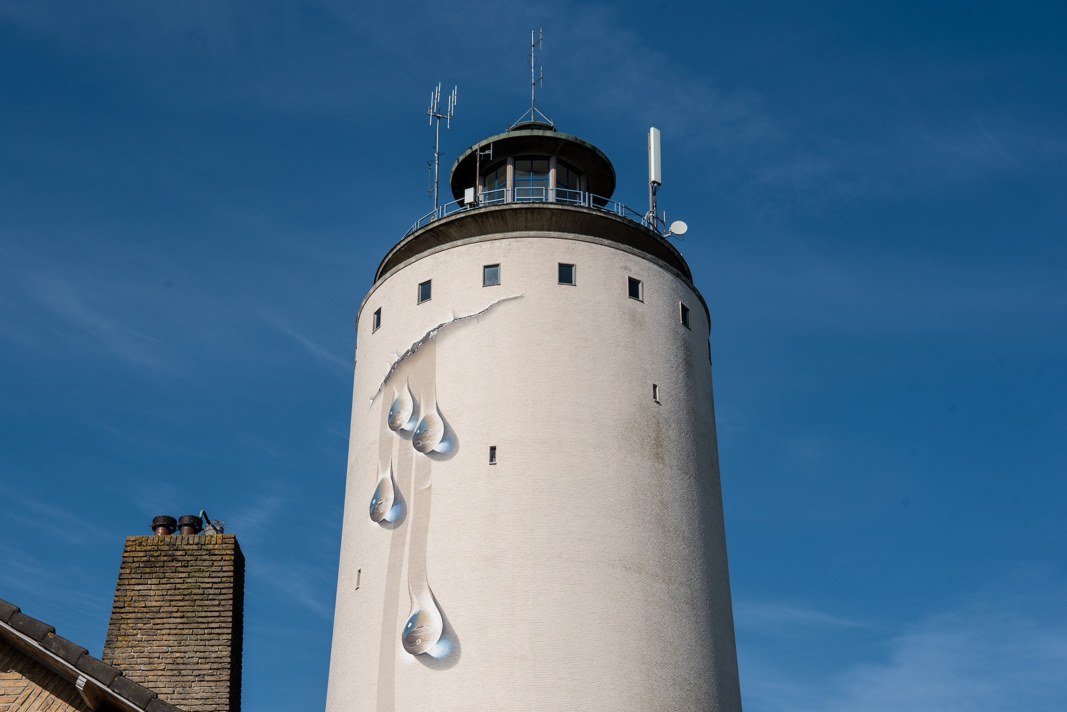 De opvallende schildering op de watertoren van Oostburg