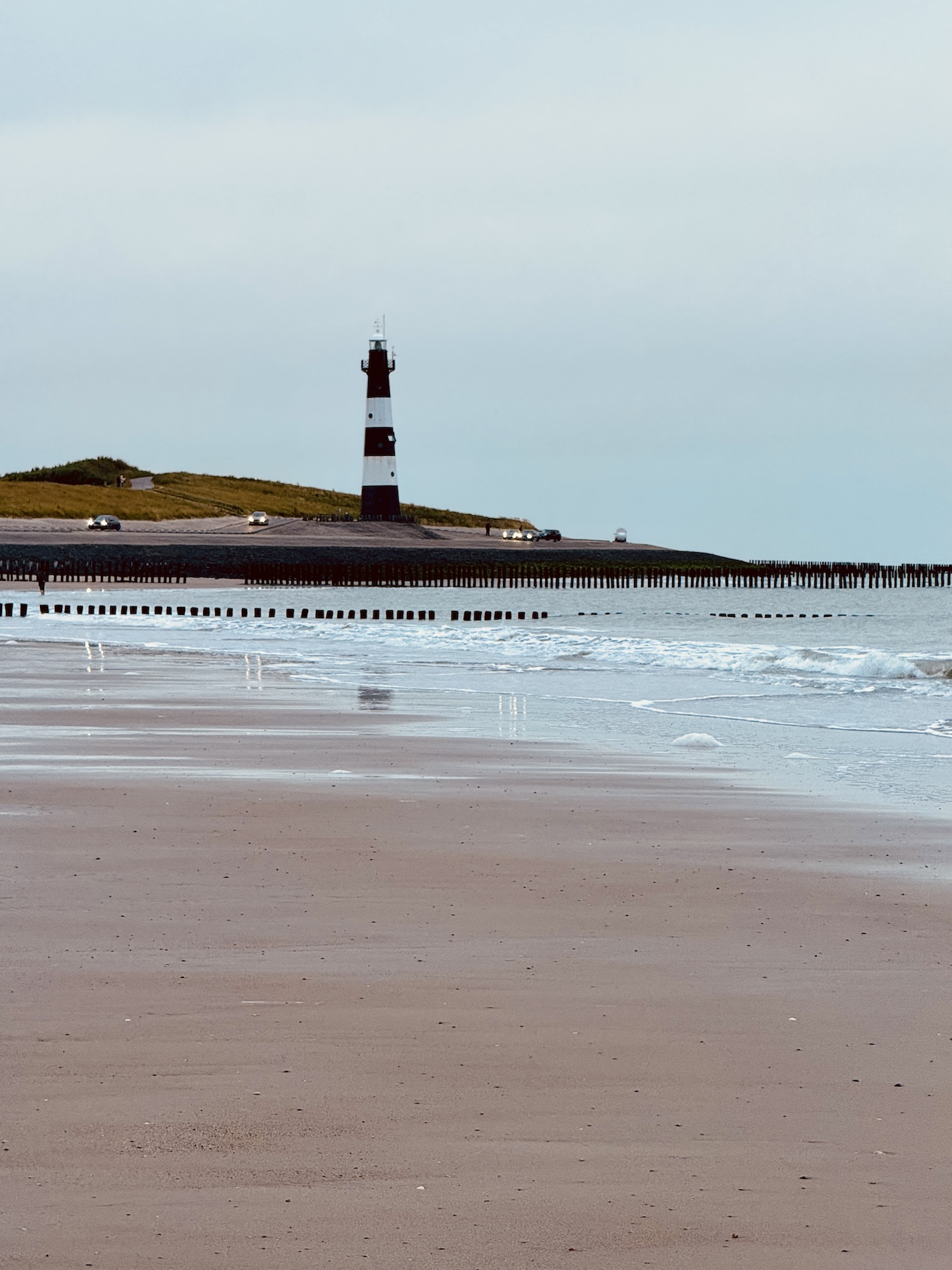 Maak een mooie strandwandeling bij de vuurtoren van Breskens