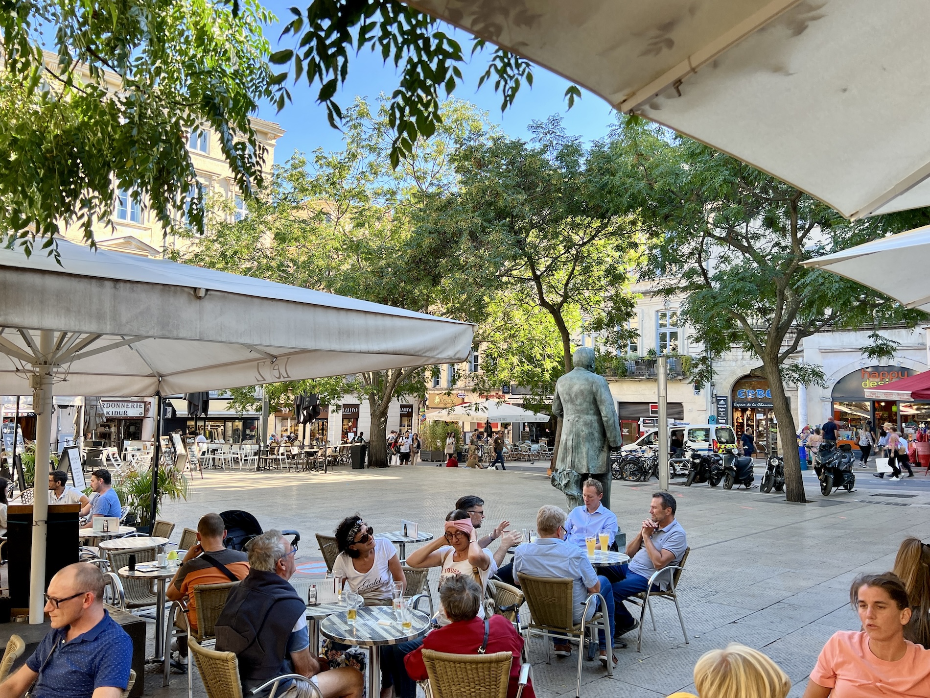 Gezellige terrasjes op Place Jean Jaures in het centrum