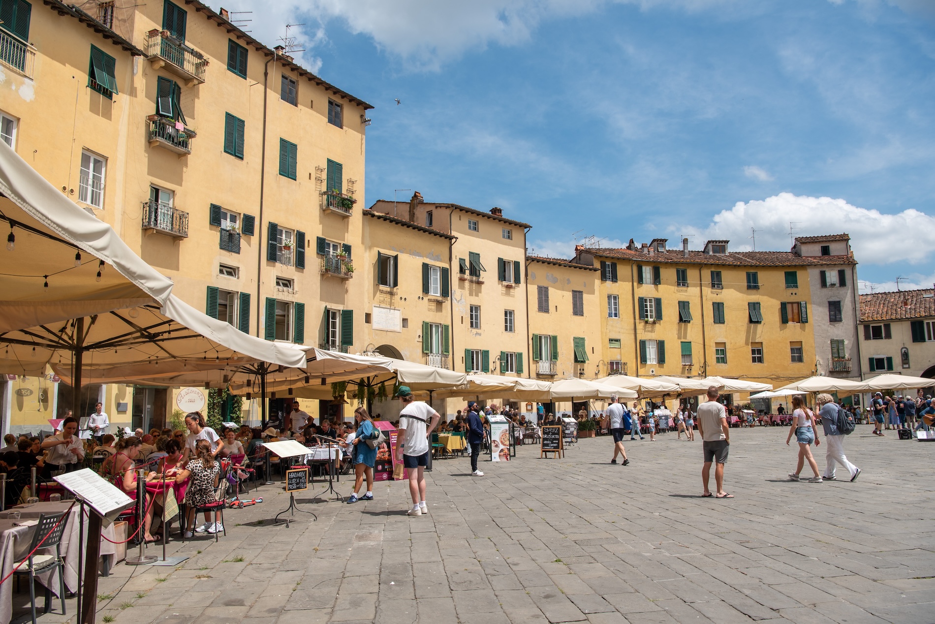 Italië heeft heel veel mooie steden, zoals het kleurrijke Lucca