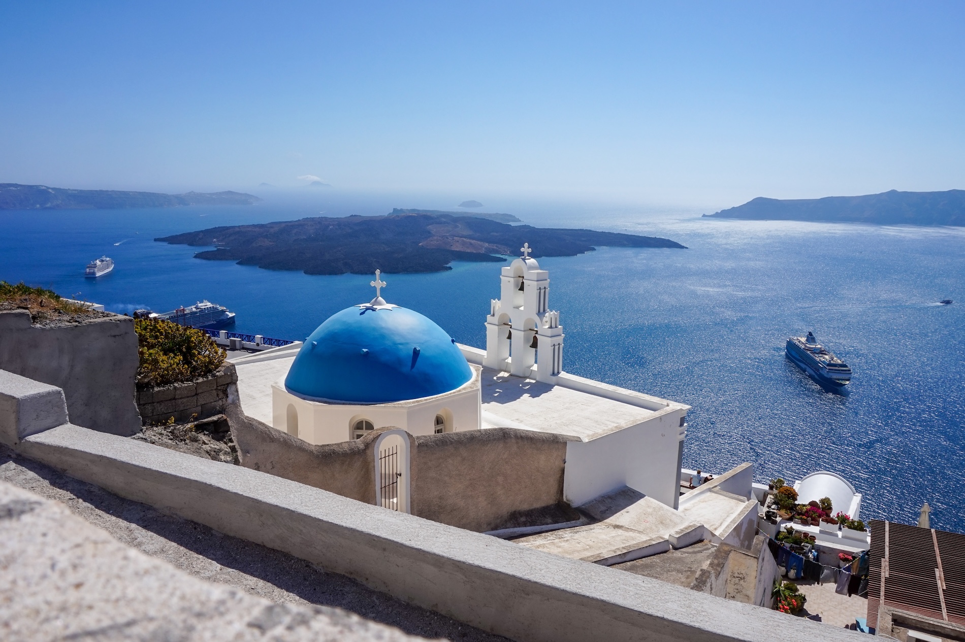 De beeldschone witte huizen met blauwe daken op Santorini