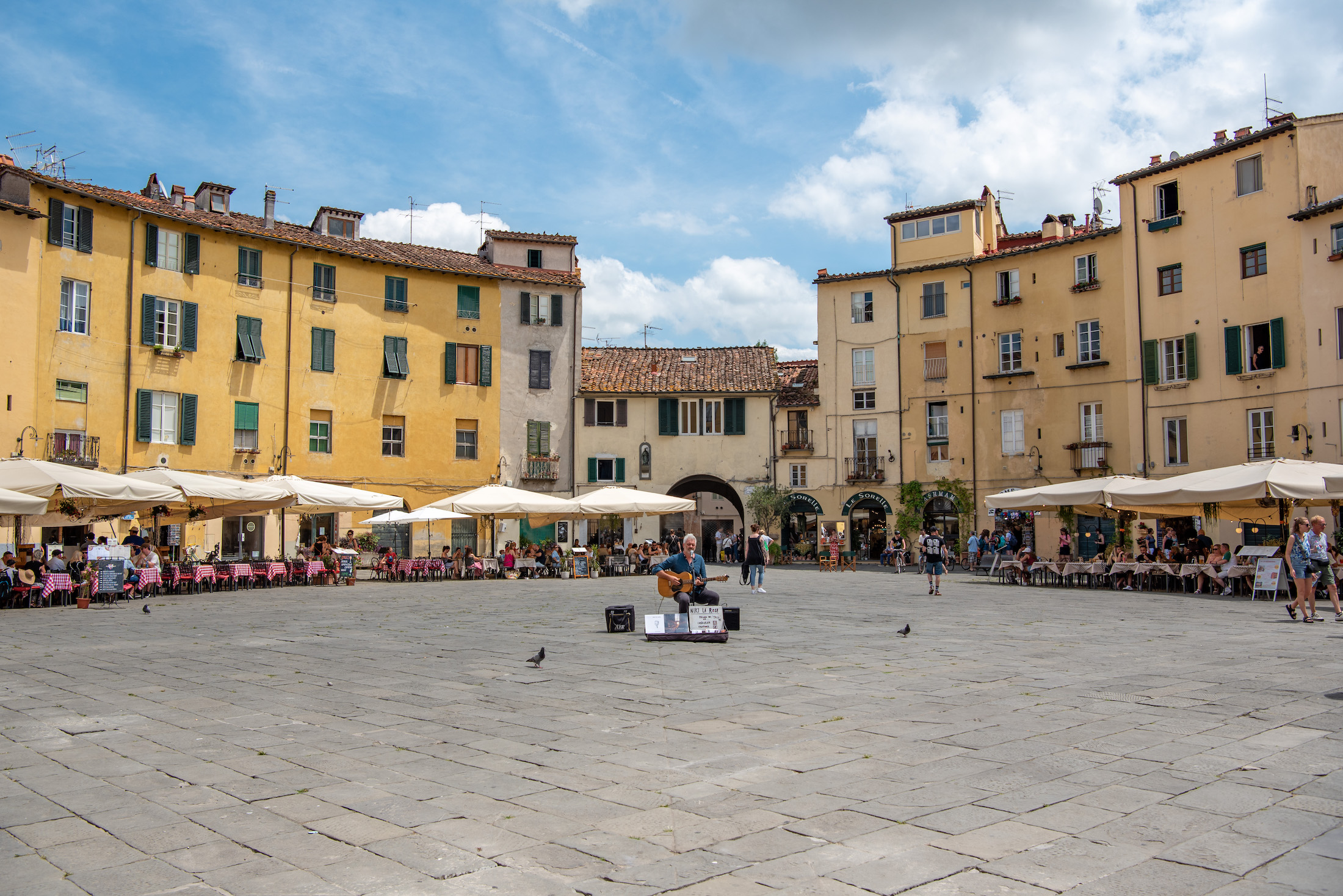 Piazza dell'Anfiteatro is het centrale - en mooiste - plein in het stadje Lucca