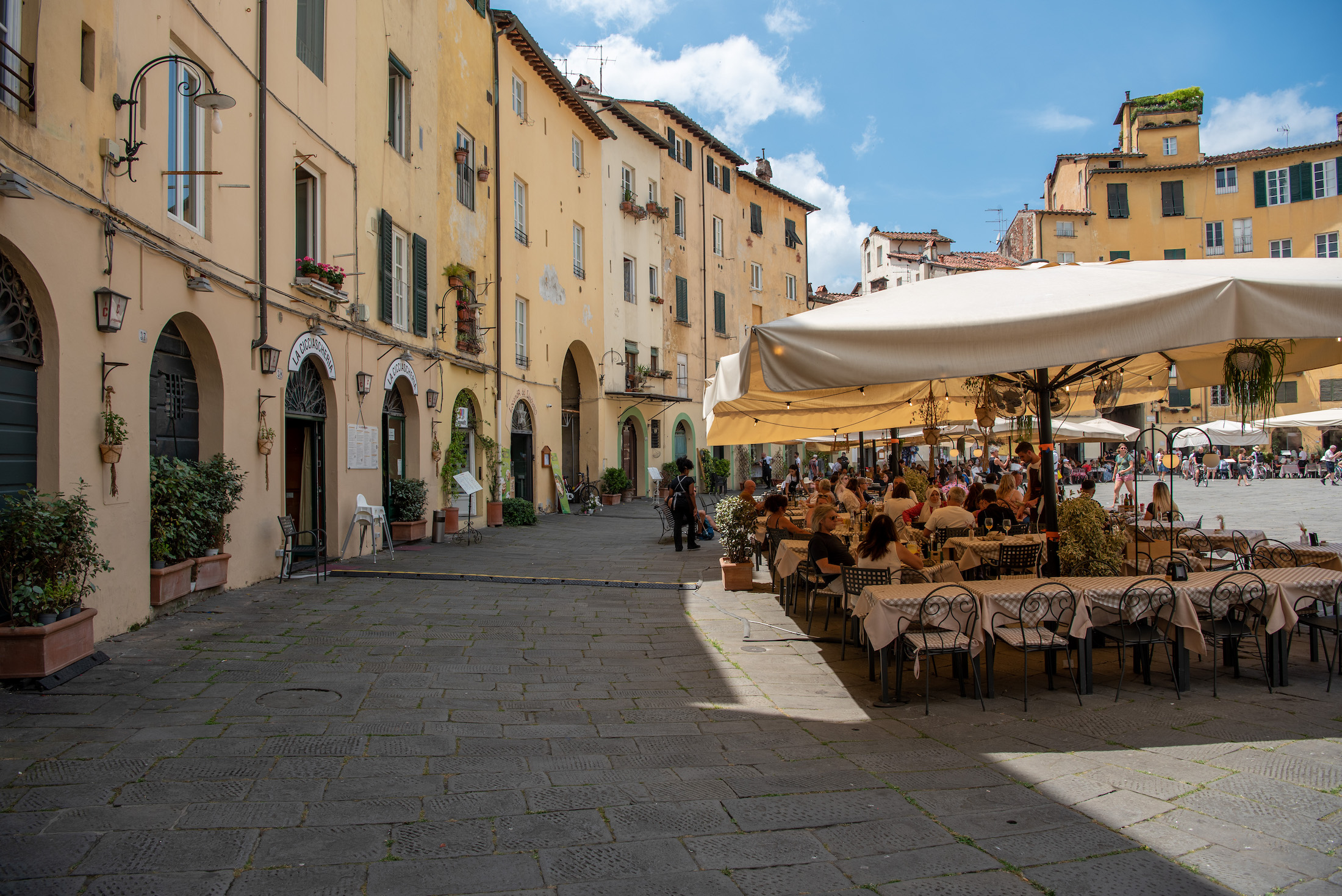 Sfeervolle stadjes om te stoppen, zoals het kleurrijke Lucca
