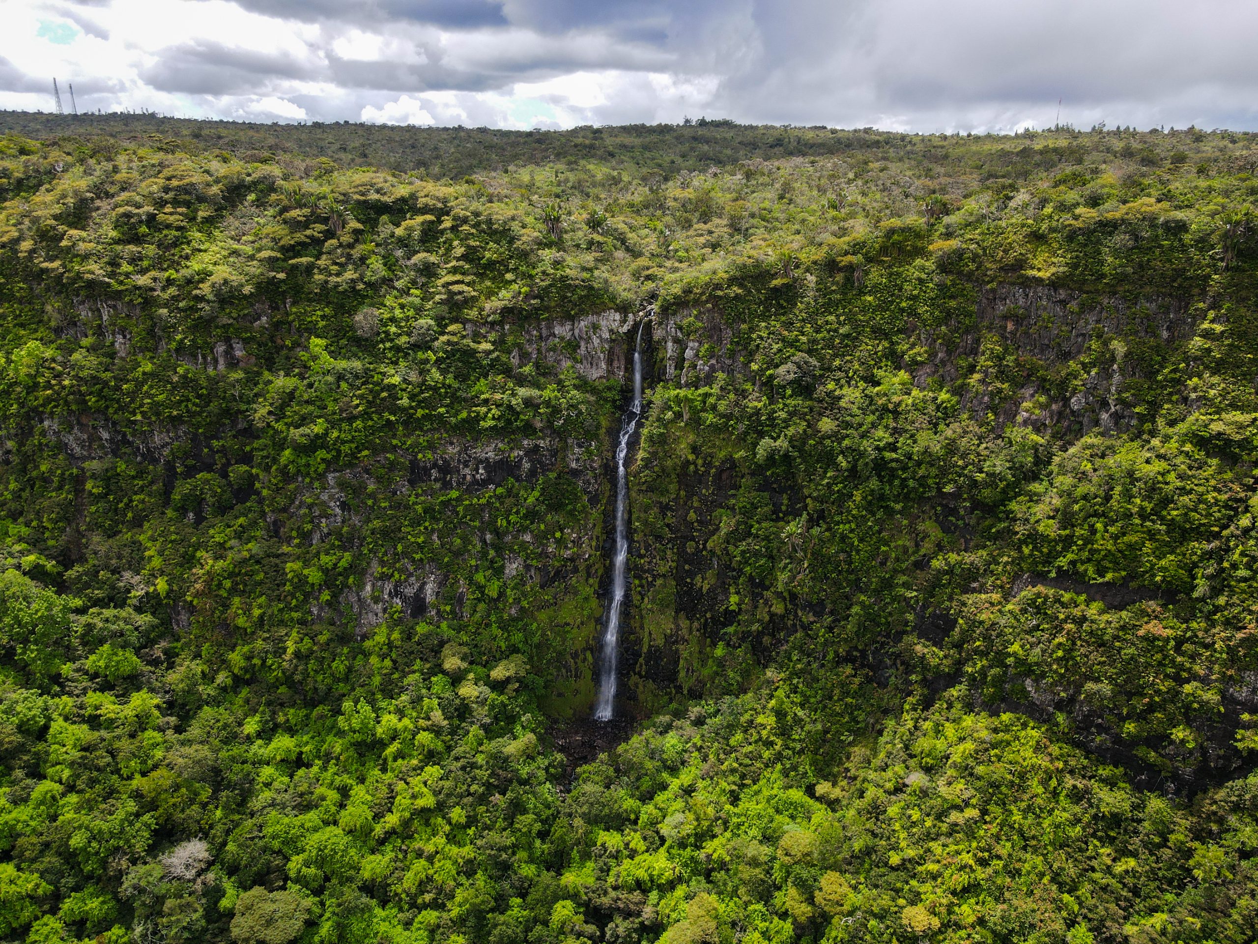 Mauritius heeft meer te bieden dan mooie stranden: wat denk je van bossen vol groene heuvels en indrukwekkende watervallen?