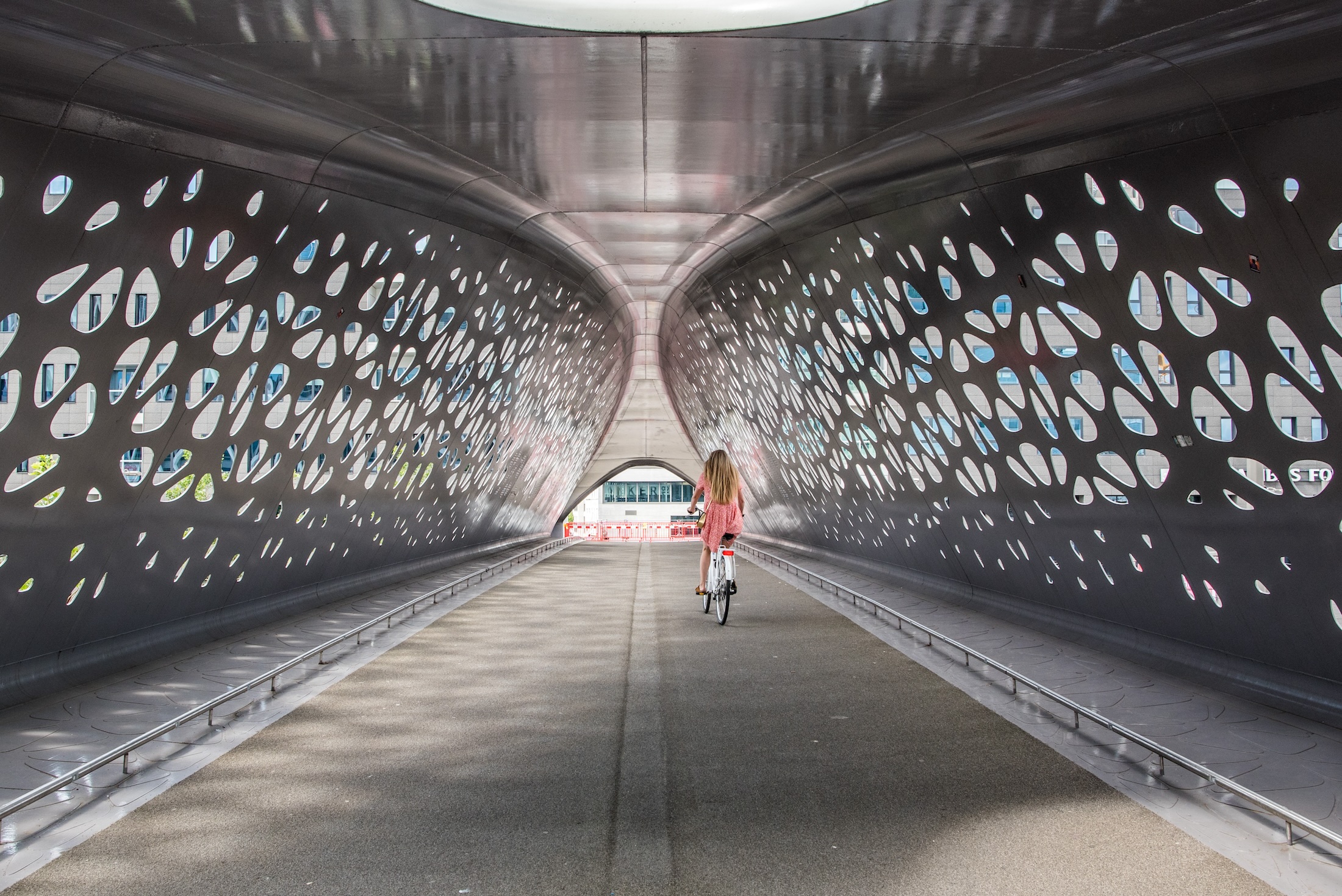 Fiets over de moderne Parkbrug