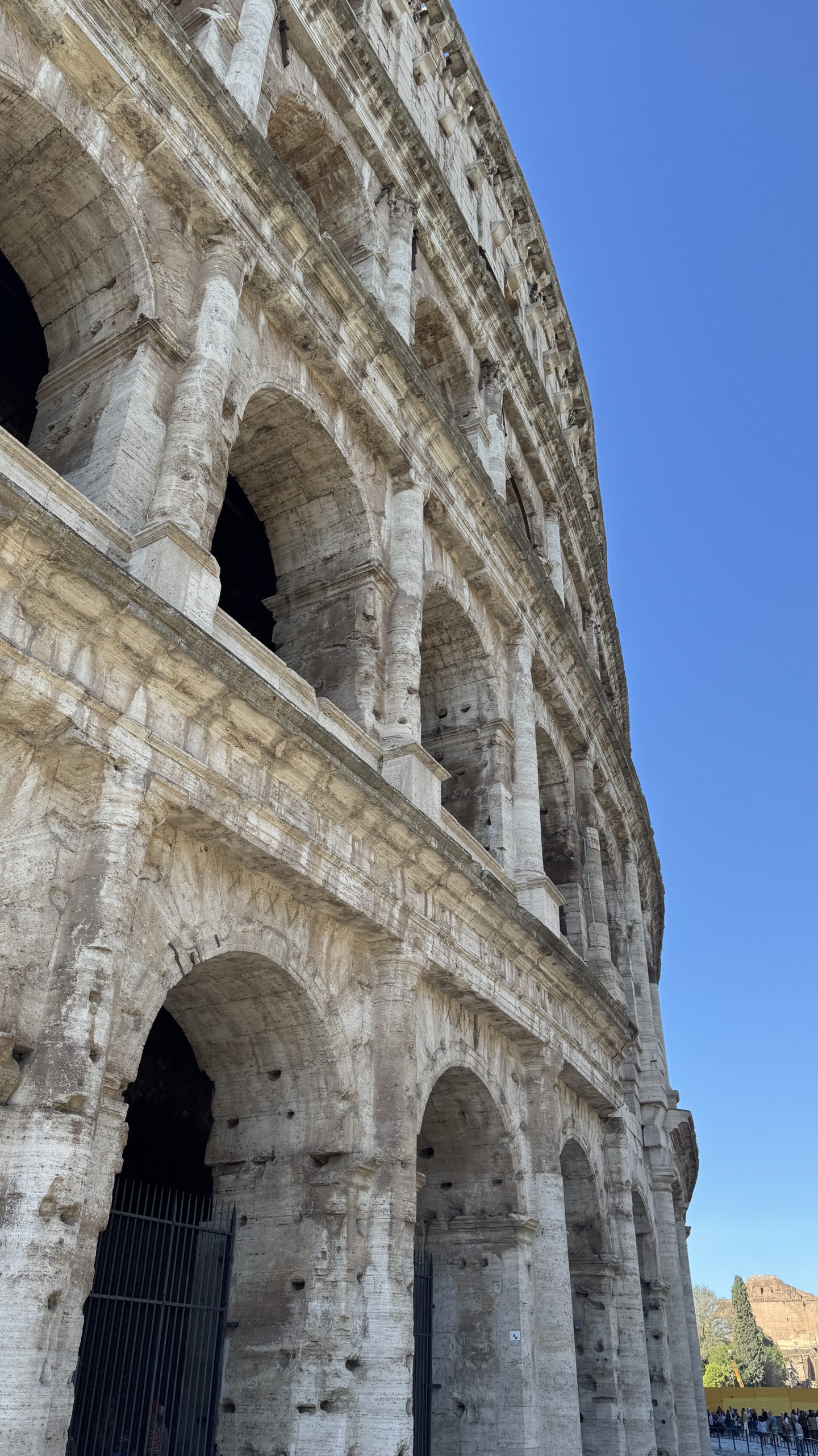 Het is altijd druk bij het colosseum of je nu in de ochtend vroeg komt of laat in de middag. De meeste kans op een wat rustiger bezoek heb je, volgens locals, rond een uur of 14u.