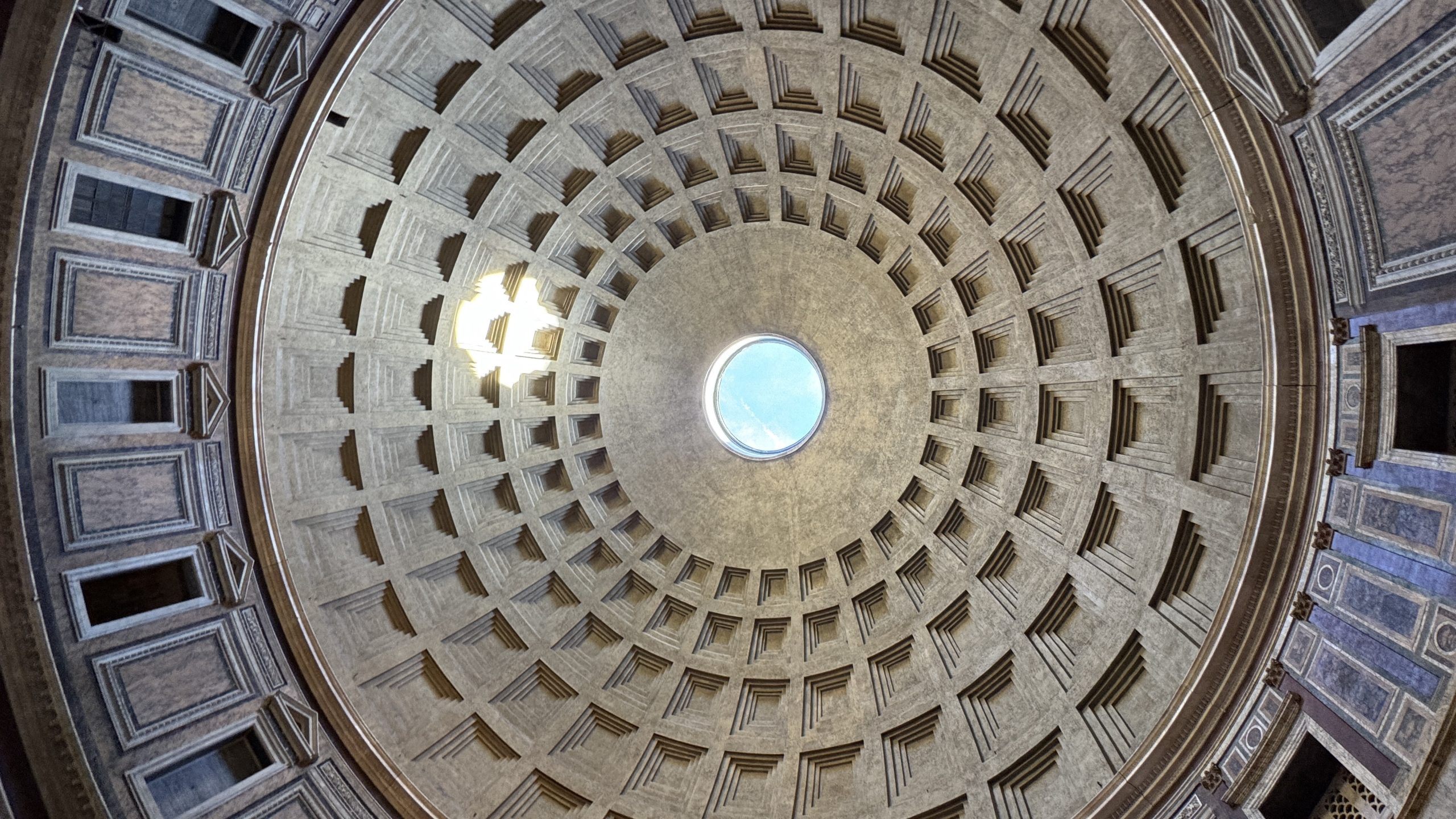 Het iconische gat in de koepel van het Pantheon.