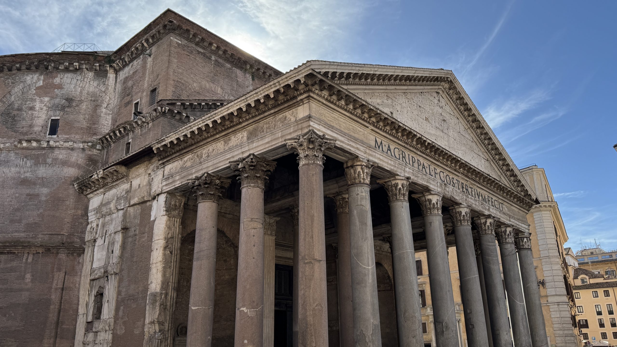 Het Pantheon in Rome is een van de best bewaarde bouwwerken uit de oudheid en een architectonisch meesterwerk dat oorspronkelijk in de 2e eeuw na Christus werd herbouwd door keizer Hadrianus.