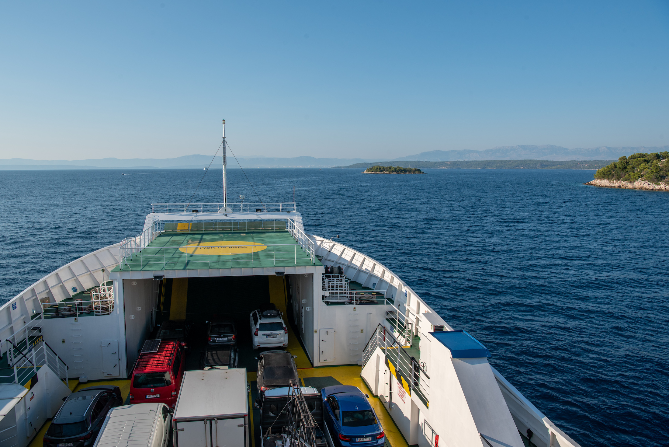 Neem vanaf Hvar de ferry naar Split om verder te roadtrippen