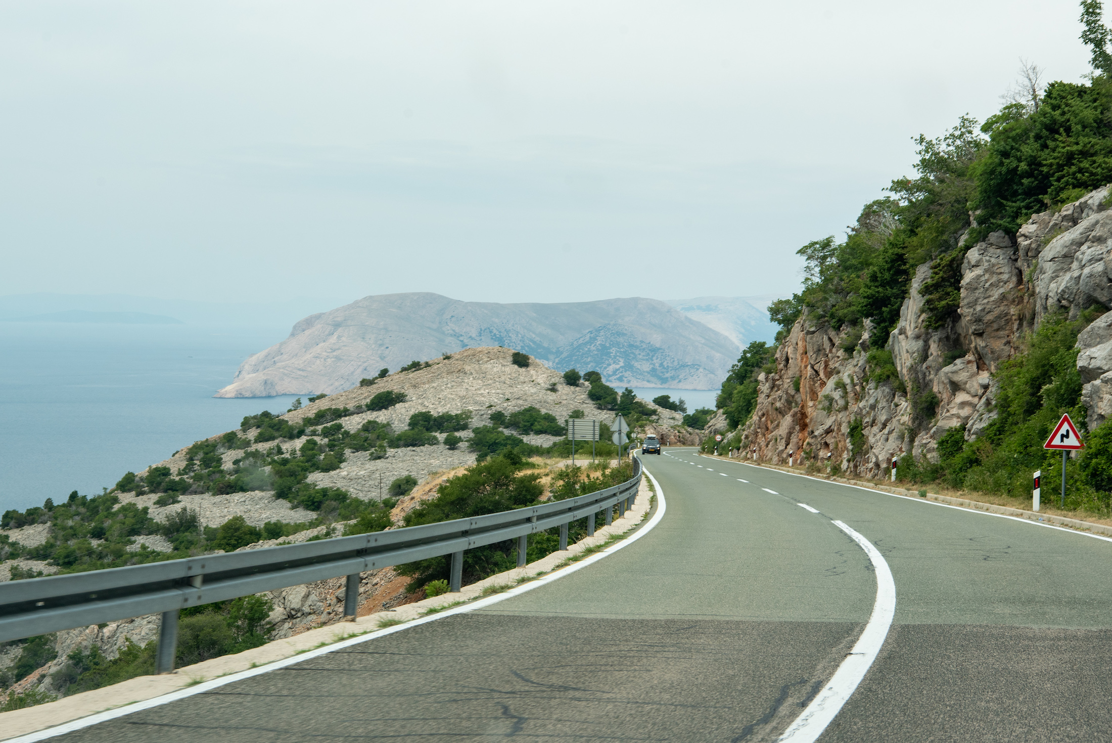 Roadtrippen in Kroatië is vooral ook genieten van het rijden over deze mooie kustwegen