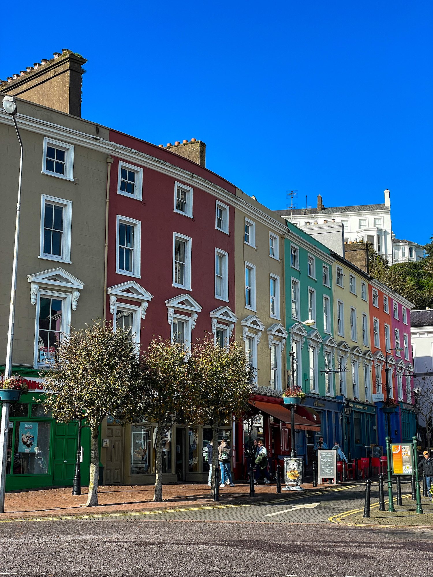 De kleurrijke huizen zijn de echte eyecatchers van Cobh, dat op slechts een half uurtje rijden van Cork ligt.