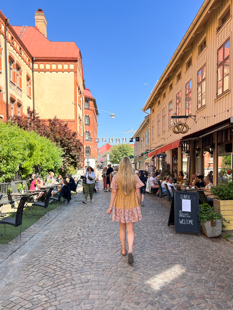 Struinen door de wijk Haga in Göteborg, waar het 's zomers super gezellig is