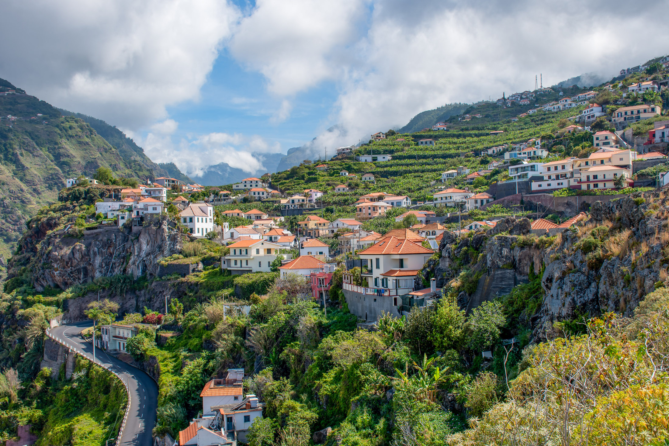 Overal in Madeira zie je huisjes met rode of oranje daken die opgaan in de groene kleuren