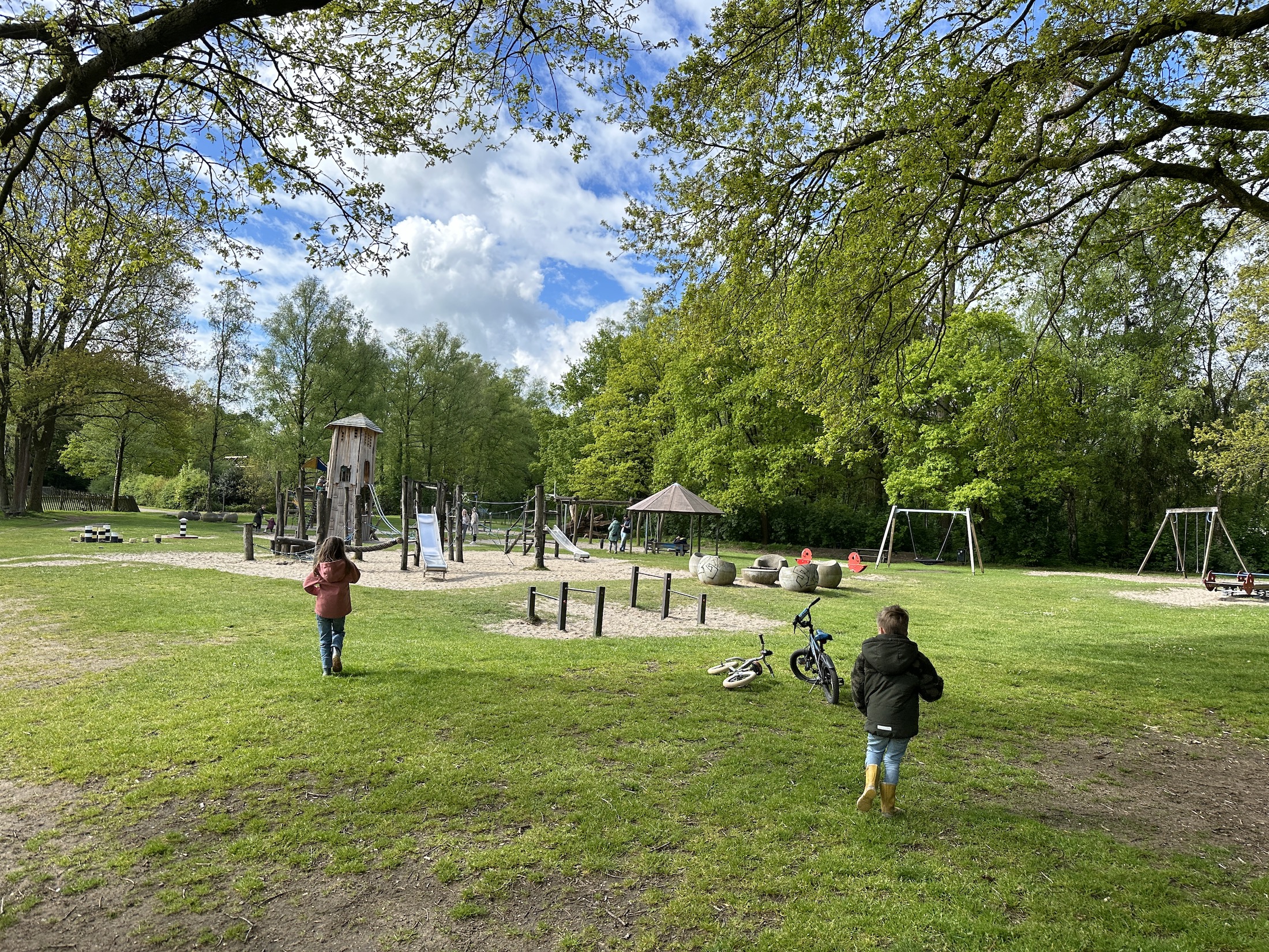 Combineer een lekkere wandeling midden in het bos met een leuke speeltuin voor de kids bij Koekendaal