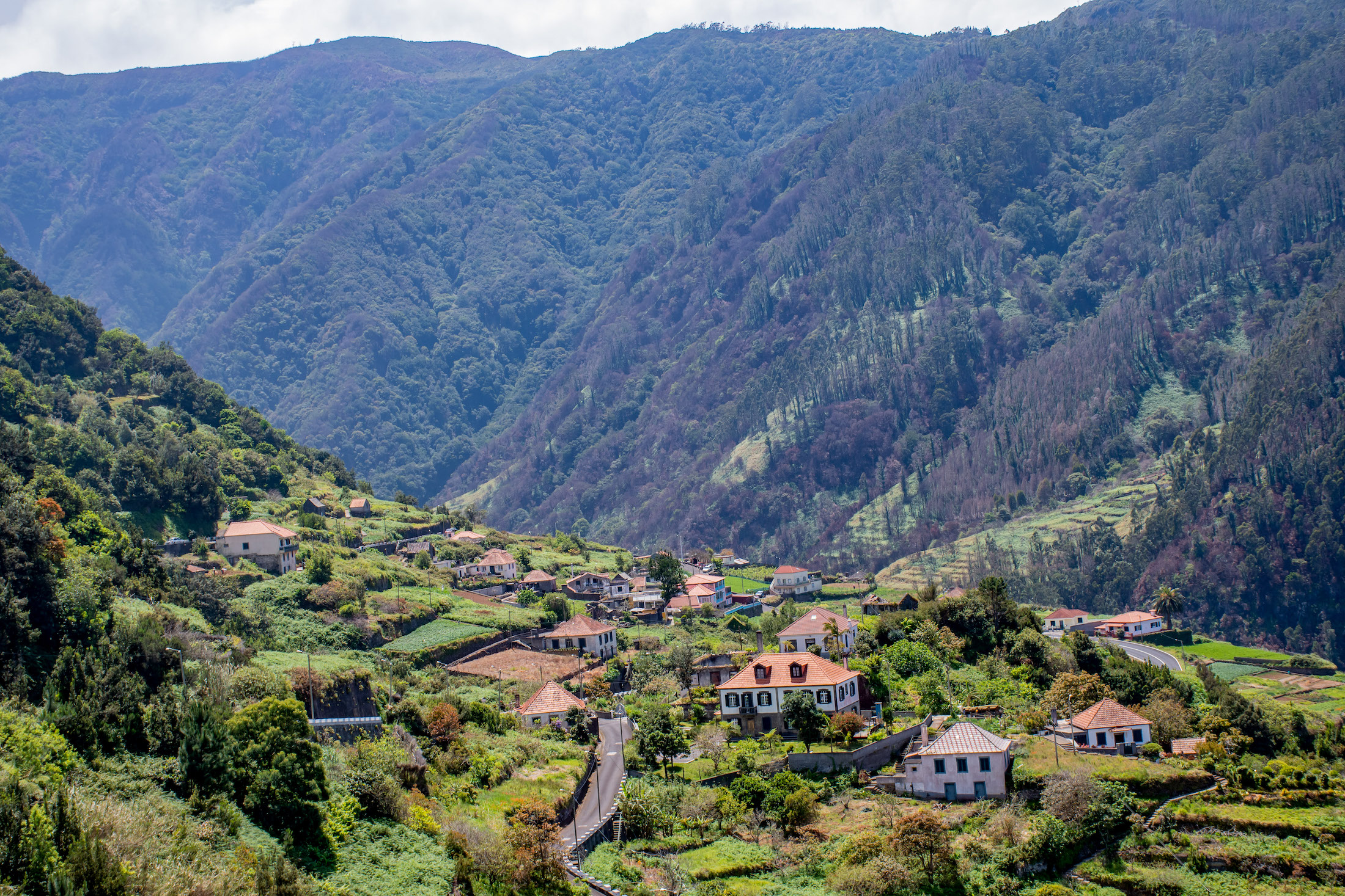 Onderweg terug naar Funchal verandert het weer nogmaals en genieten we weer van deze uitzichten