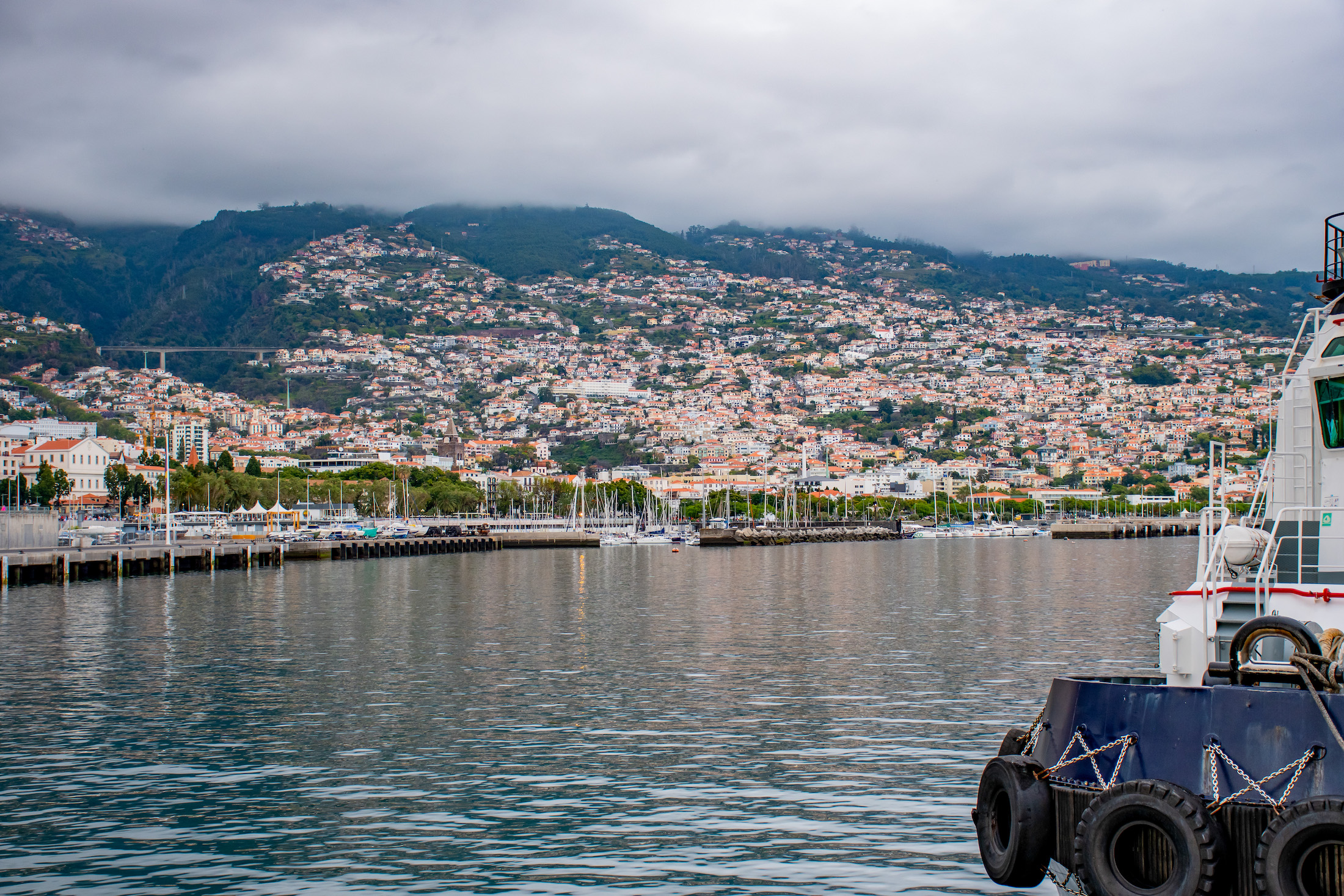 Het uitzicht op de haven van de hoofdstad Funchal