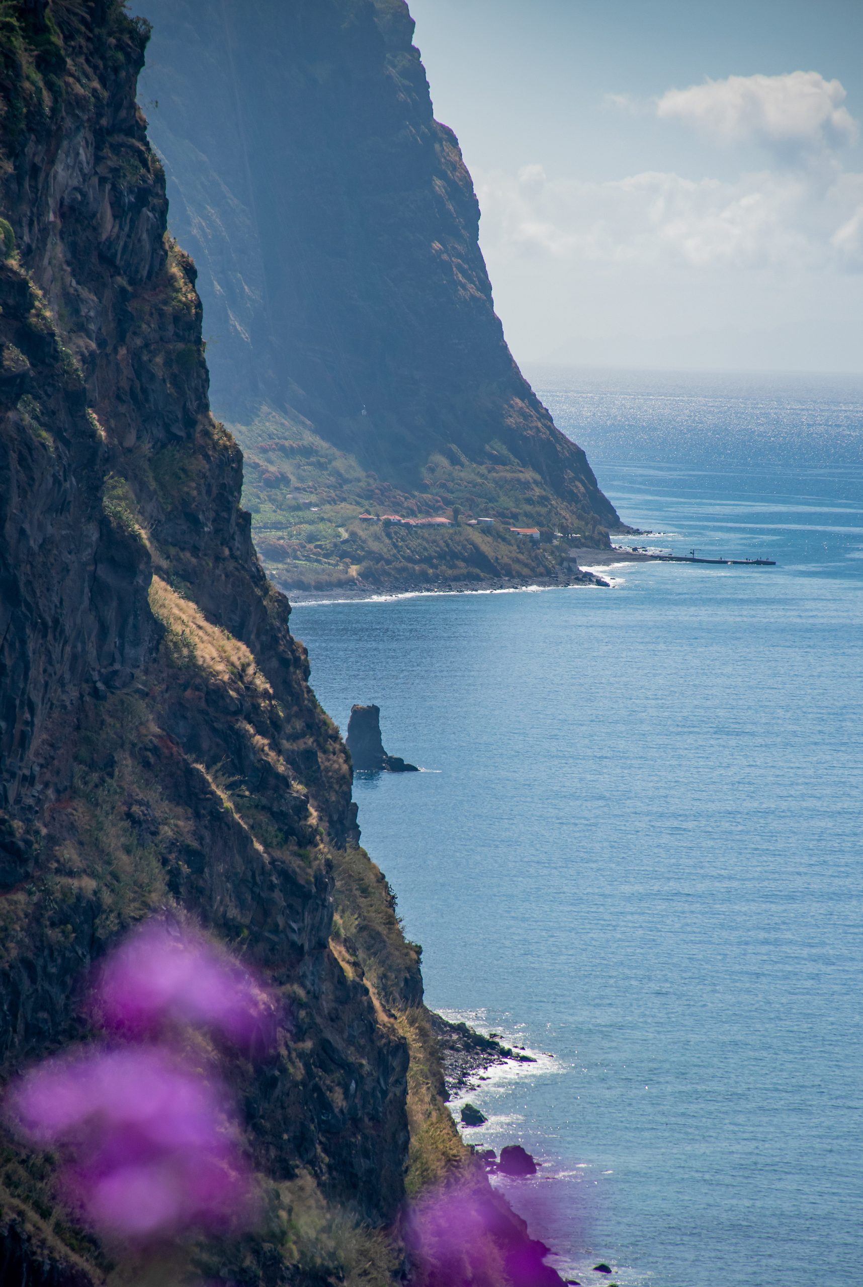 Het uitzicht op de prachtige kliffen langs de kust van Madeira