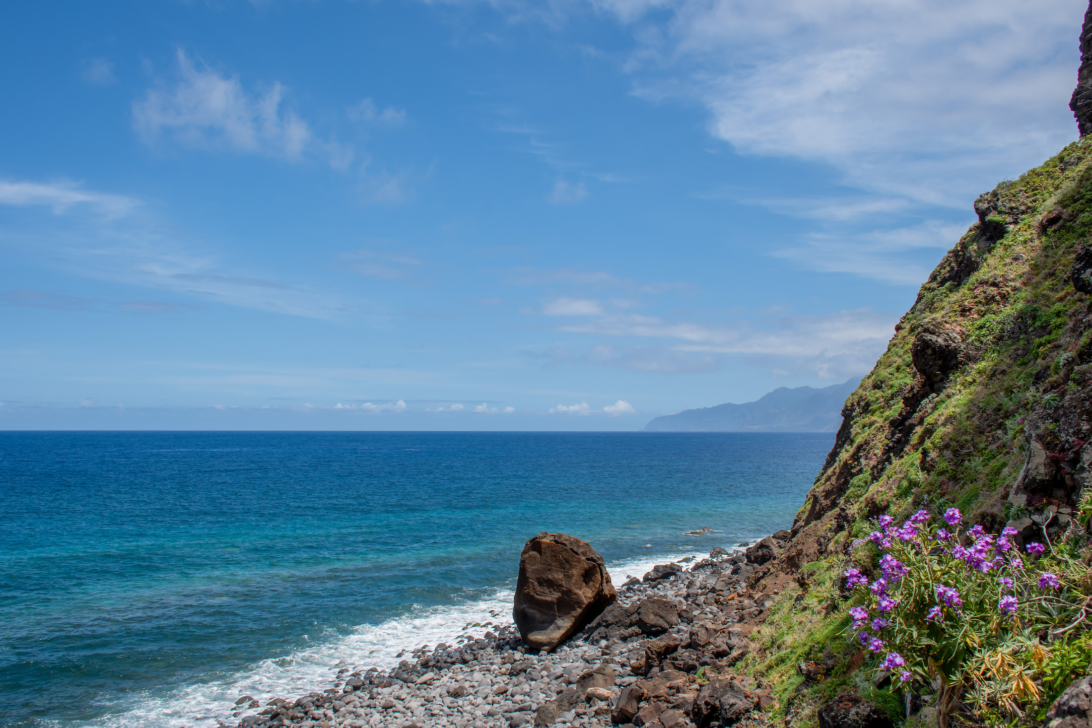 De prachtige kliffen van het eiland Madeira vervelen geen seconde