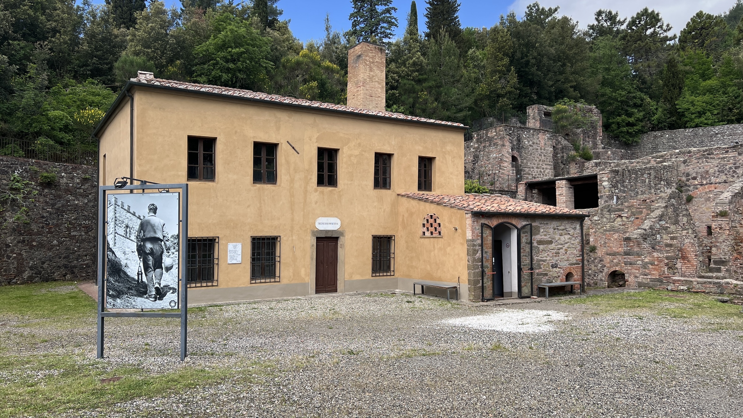 De ingang van de Miniere Di Montecatini Val Di Cecina kopermijn