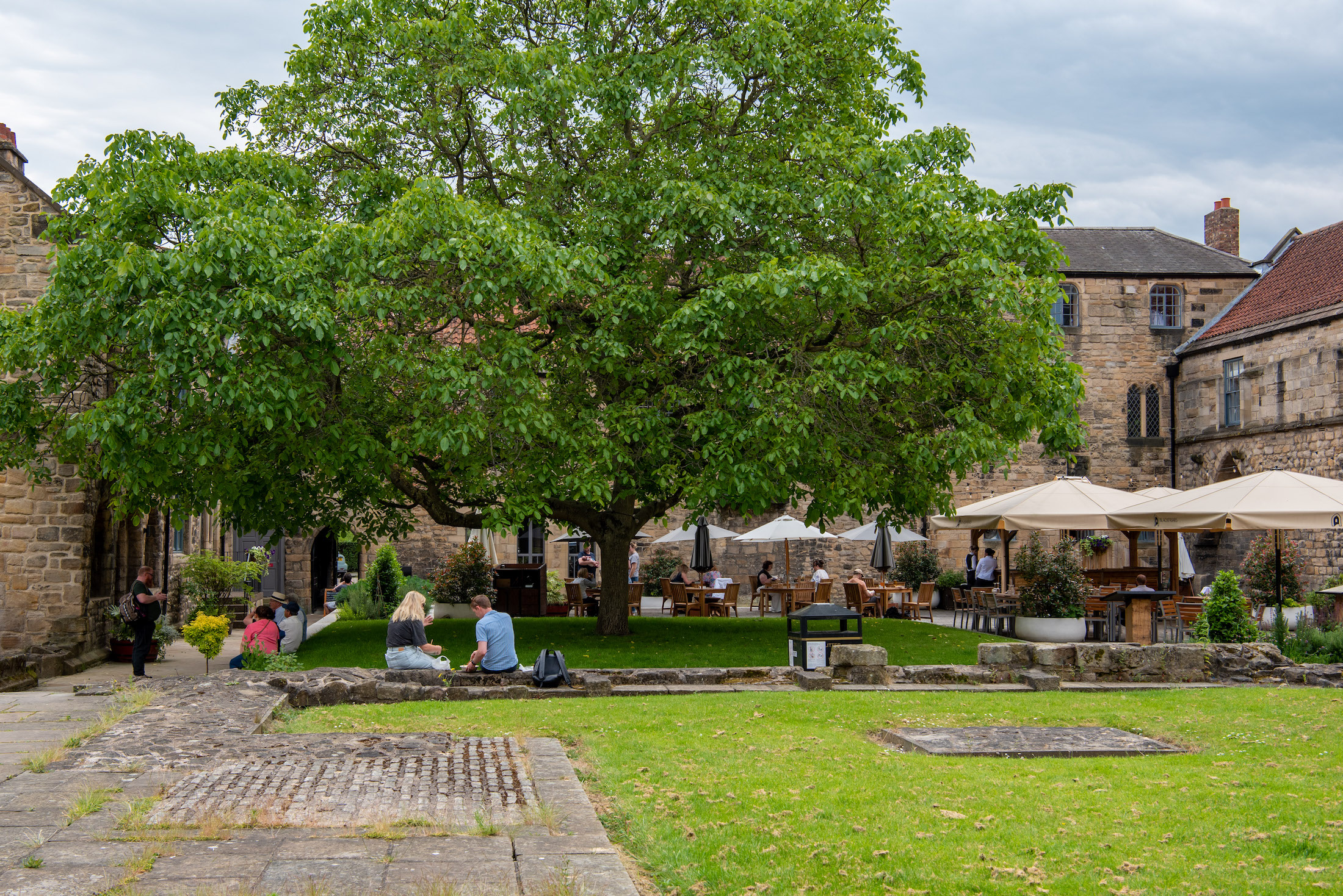 Het terras van Blackfriars in de tuin van een oud klooster