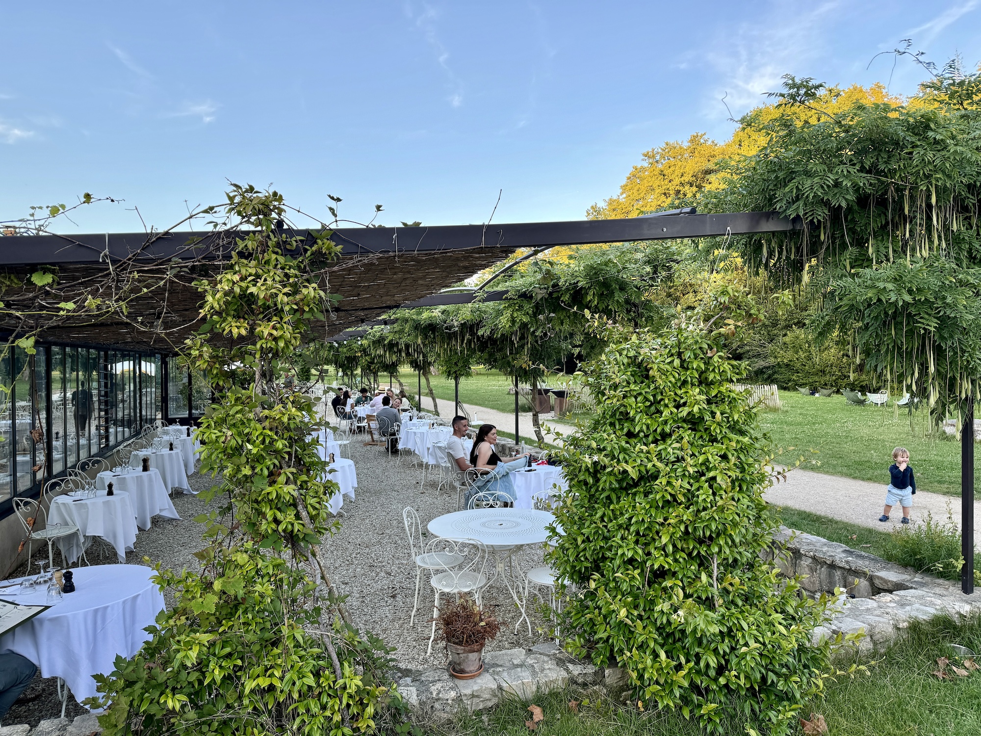 Genieten in het restaurant en de mooie tuin van Le Barn