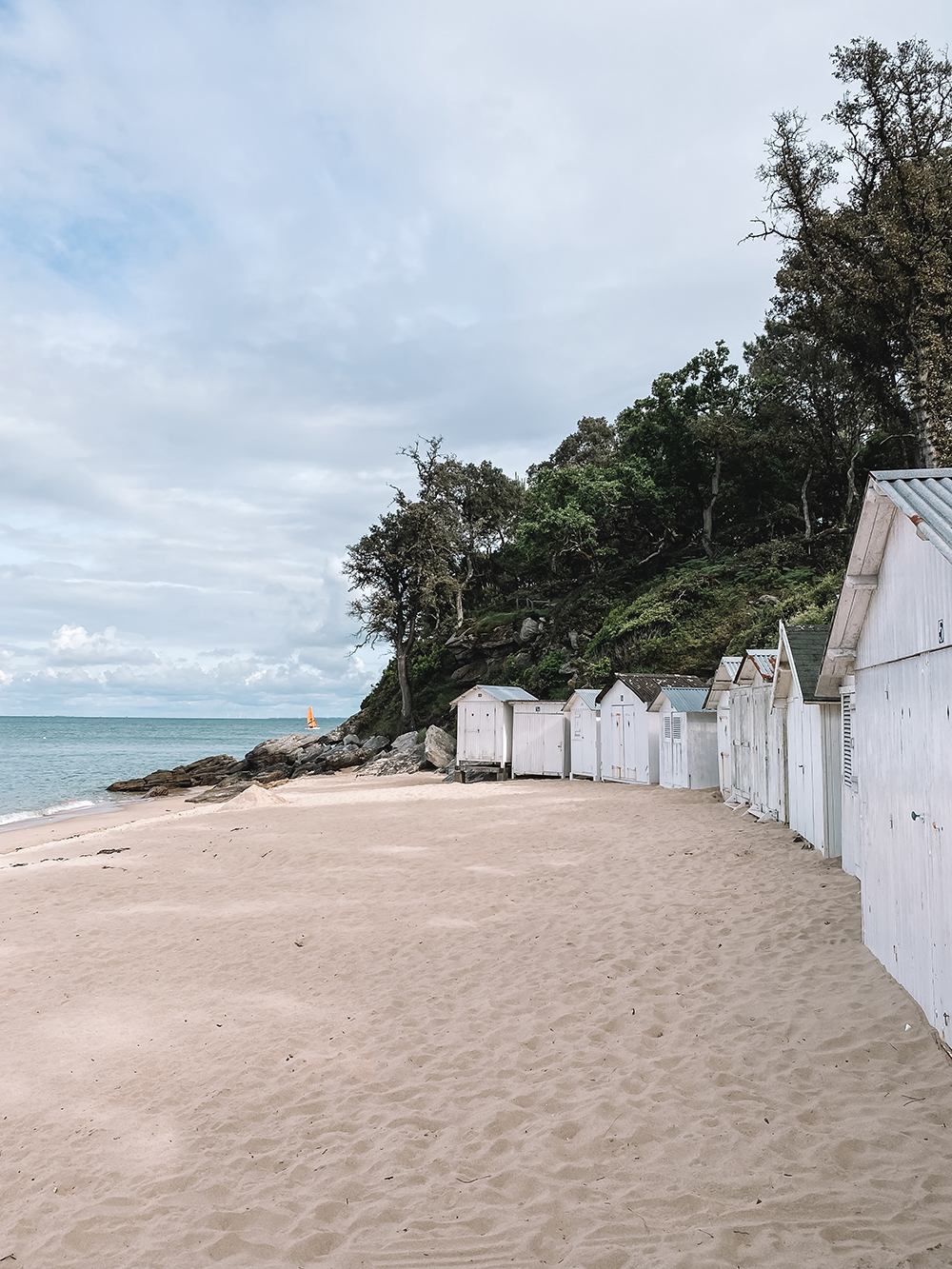 Strandhuisjes op Plage de L'Anse Rouge in Île de Noirmoutier.