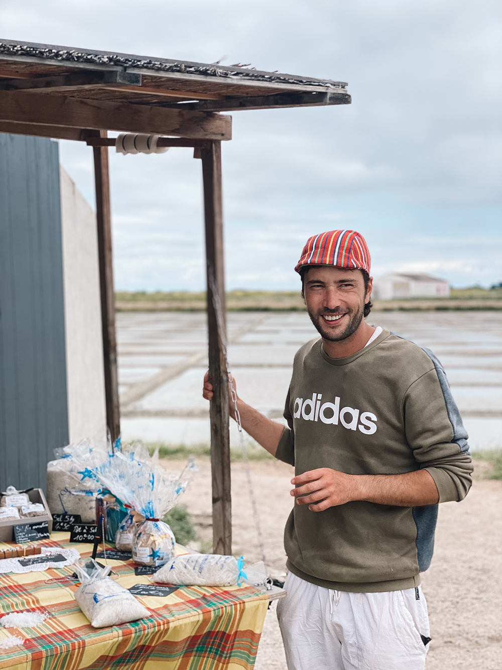 De jonge ondernemer Dylan vertelt enthousiast over de productie van zout en zeekraal in de moerassen.