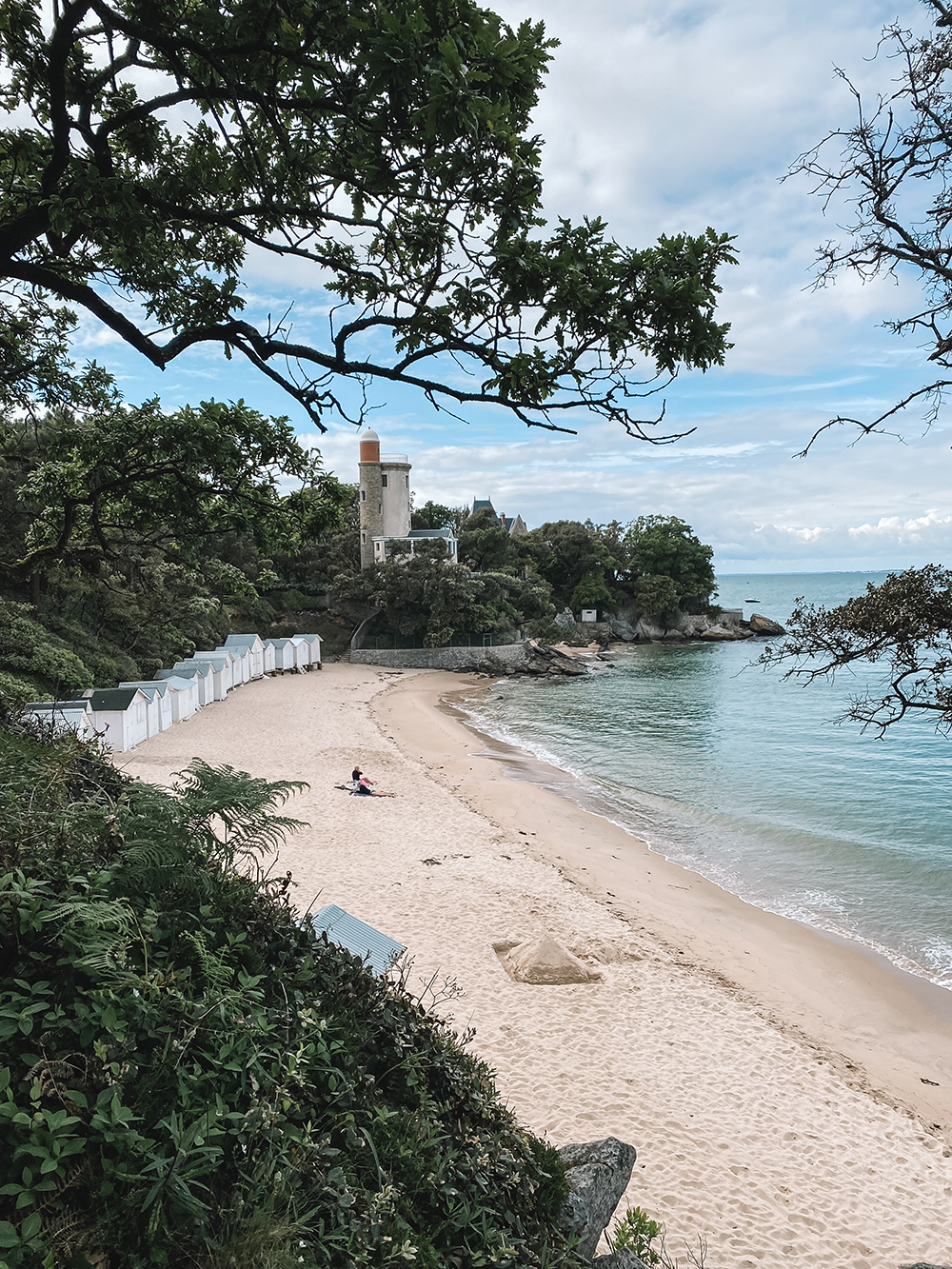 Rondom Le Boise de la Chaise staan prachtige luxe villa's zoals deze bij Plage de L'Anse Rouge.