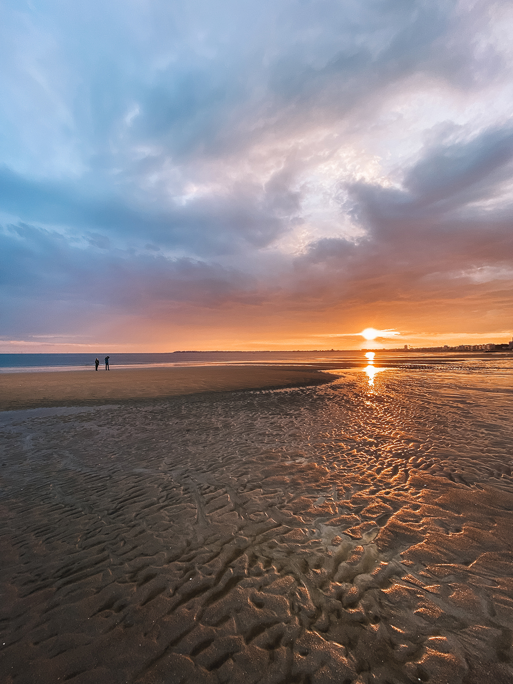 Genieten van de zonsondergang vanaf het strand van Pornichet.