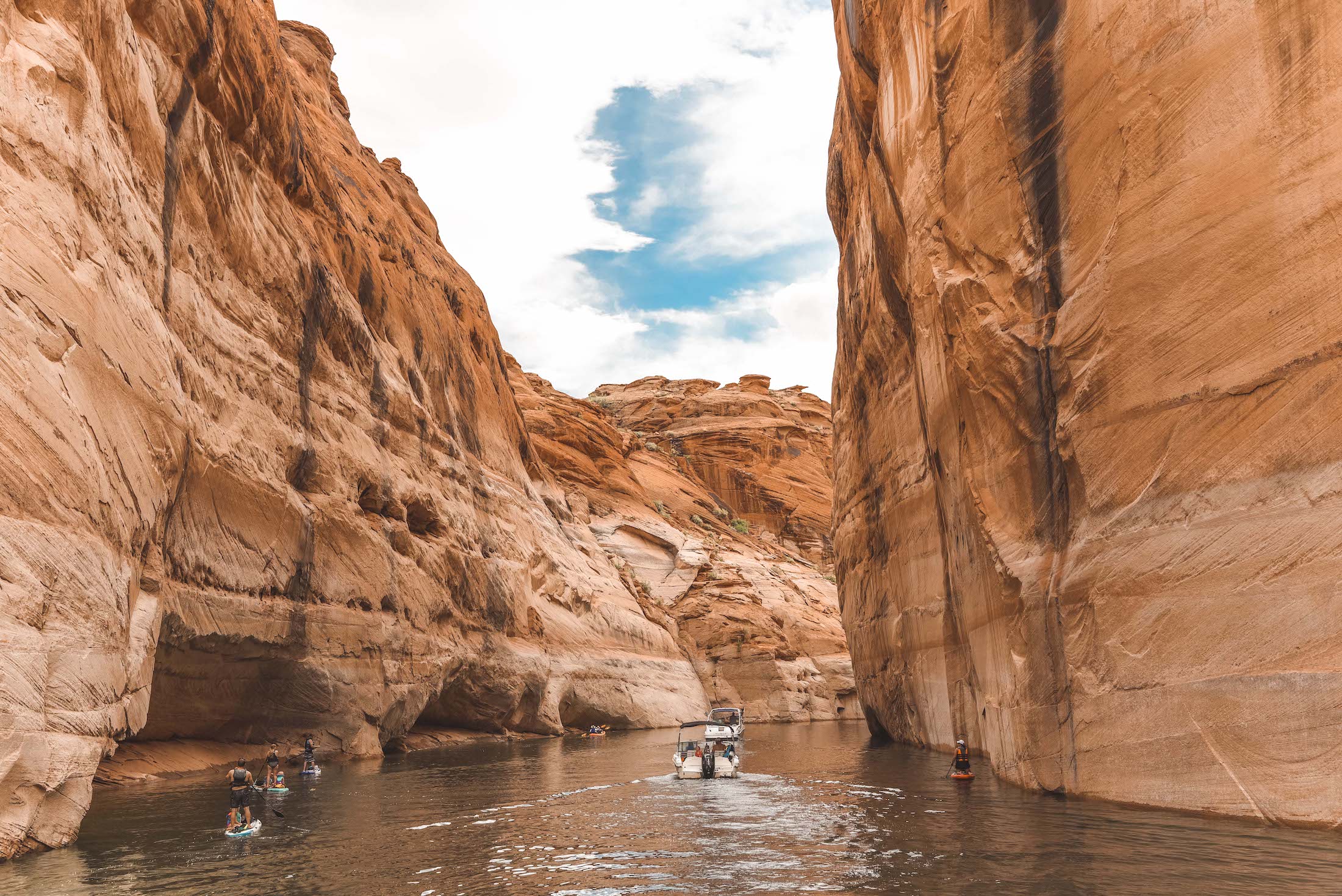 Vaar met een bootje door Navajo Canyon