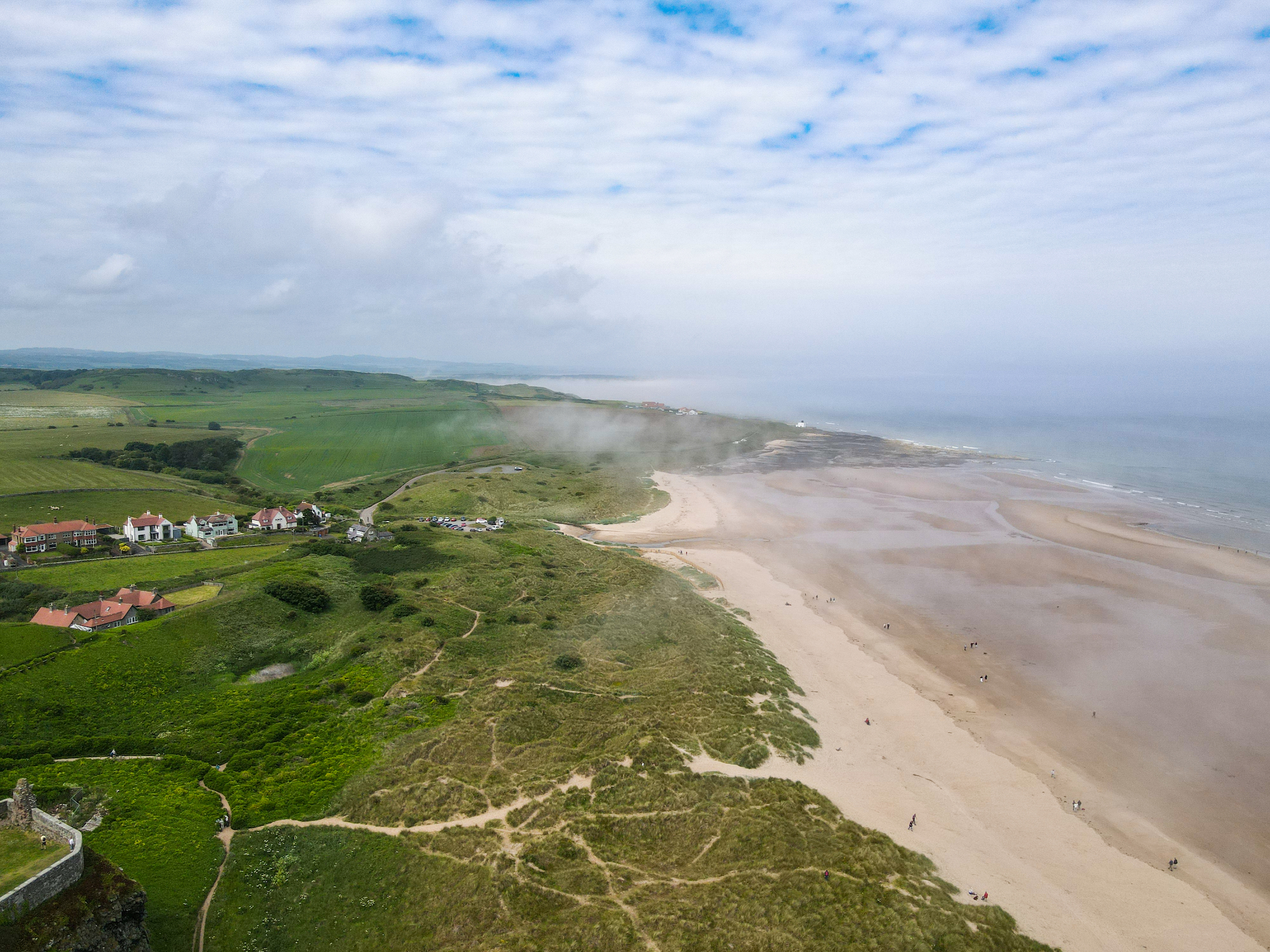 Direct naast het kasteel ligt dit mooie strand