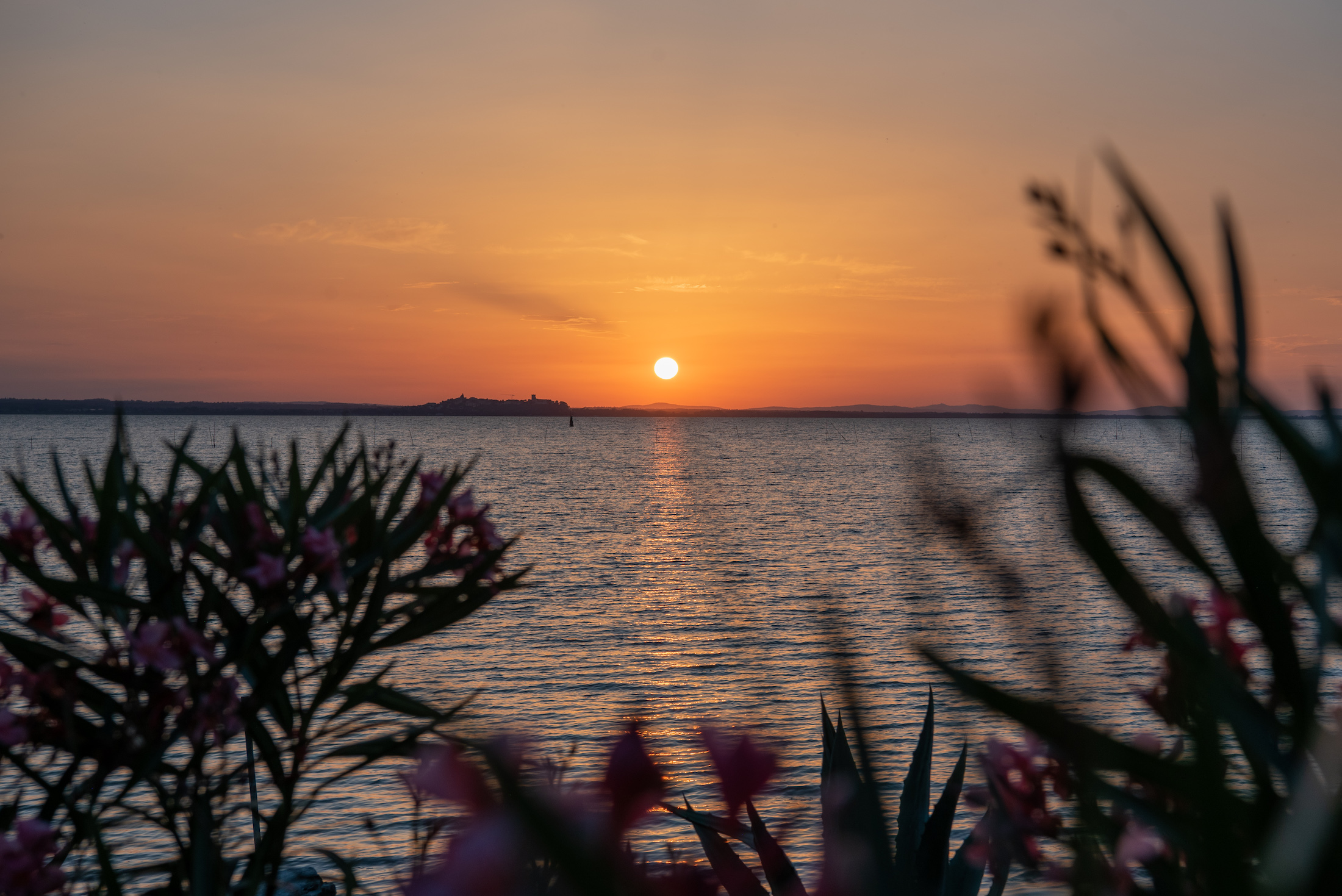 Zonsondergang aan het Trasimenomeer