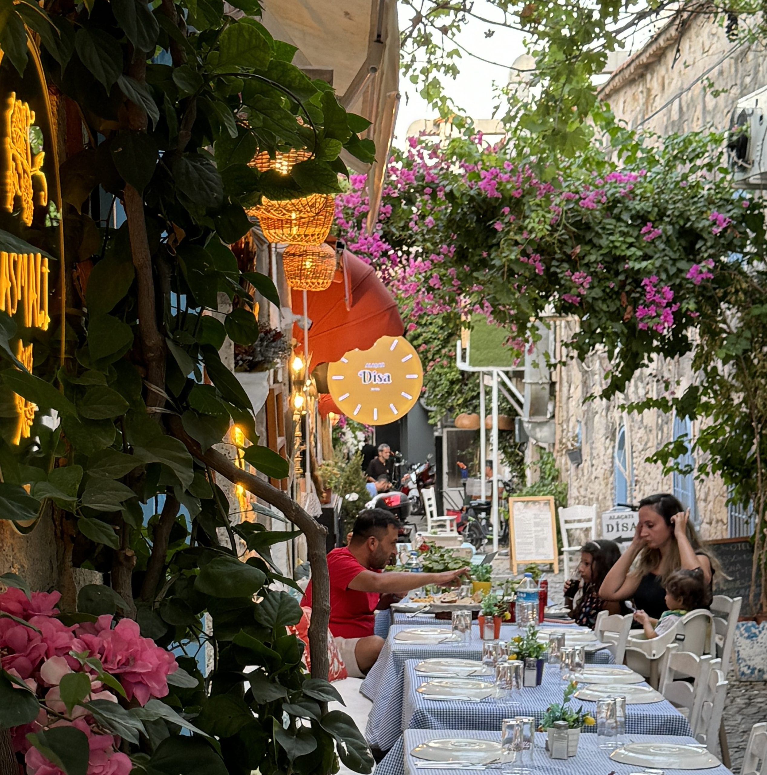 Doen in Alaçati: wandelen door de smalle steegjes en neerploffen op een van de vele sfeervolle terrasssen.