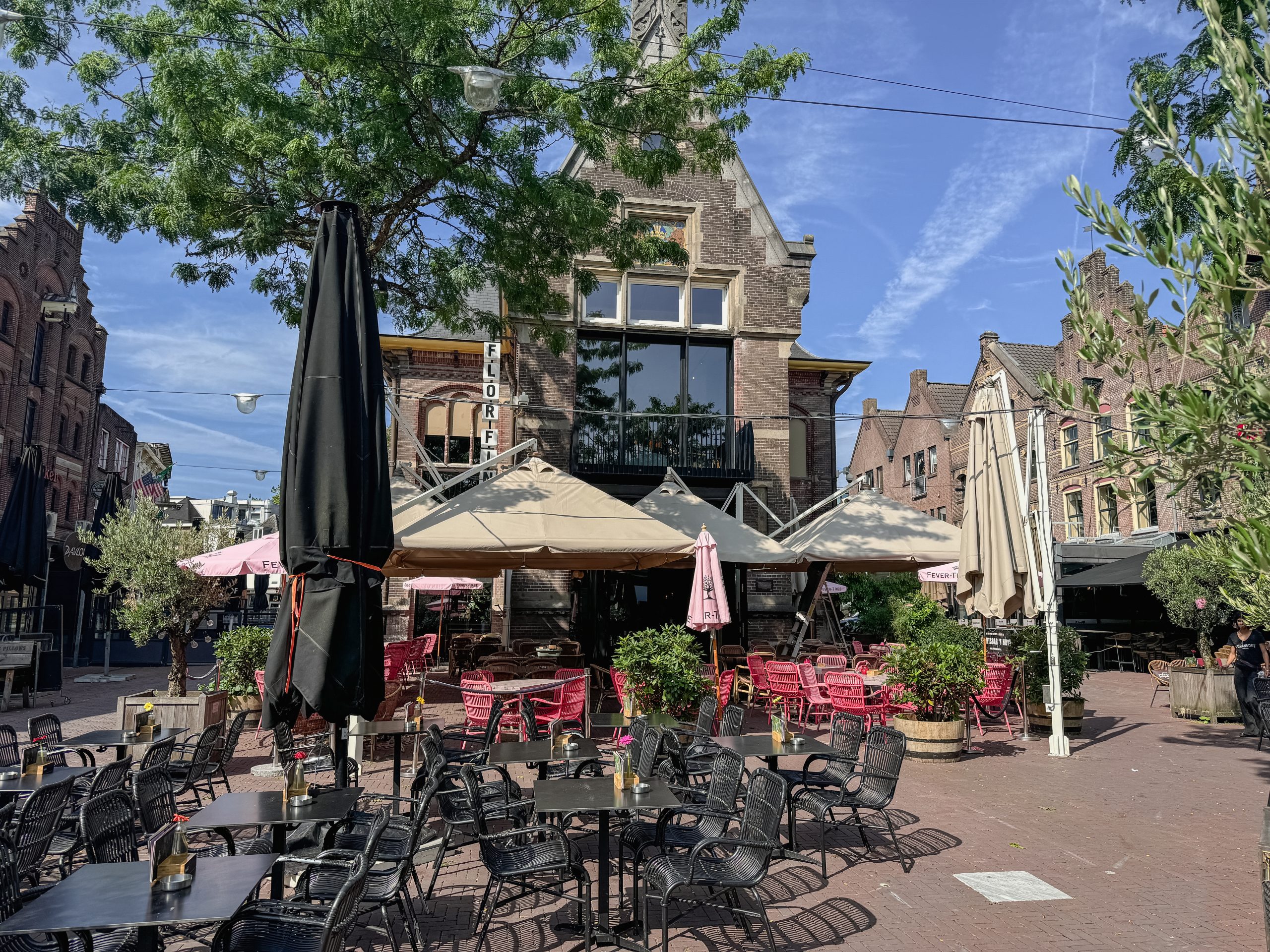 Arnhem zit vol gezellige pleintjes met terrassen. Zo ook dit pleintje bij restaurant Flor Fina.