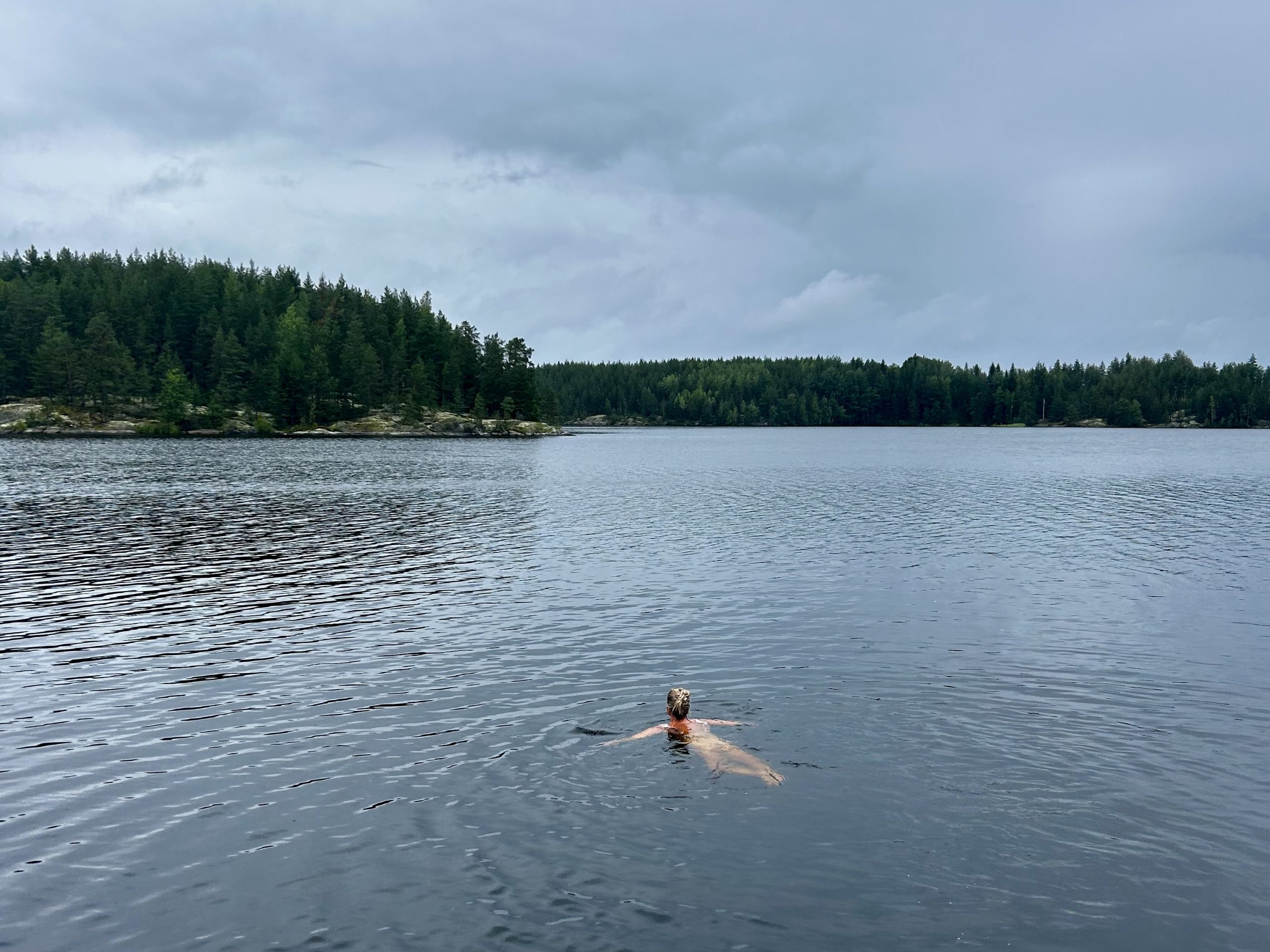 Na de sauna, hup het meer in voor de nodige verkoeling.