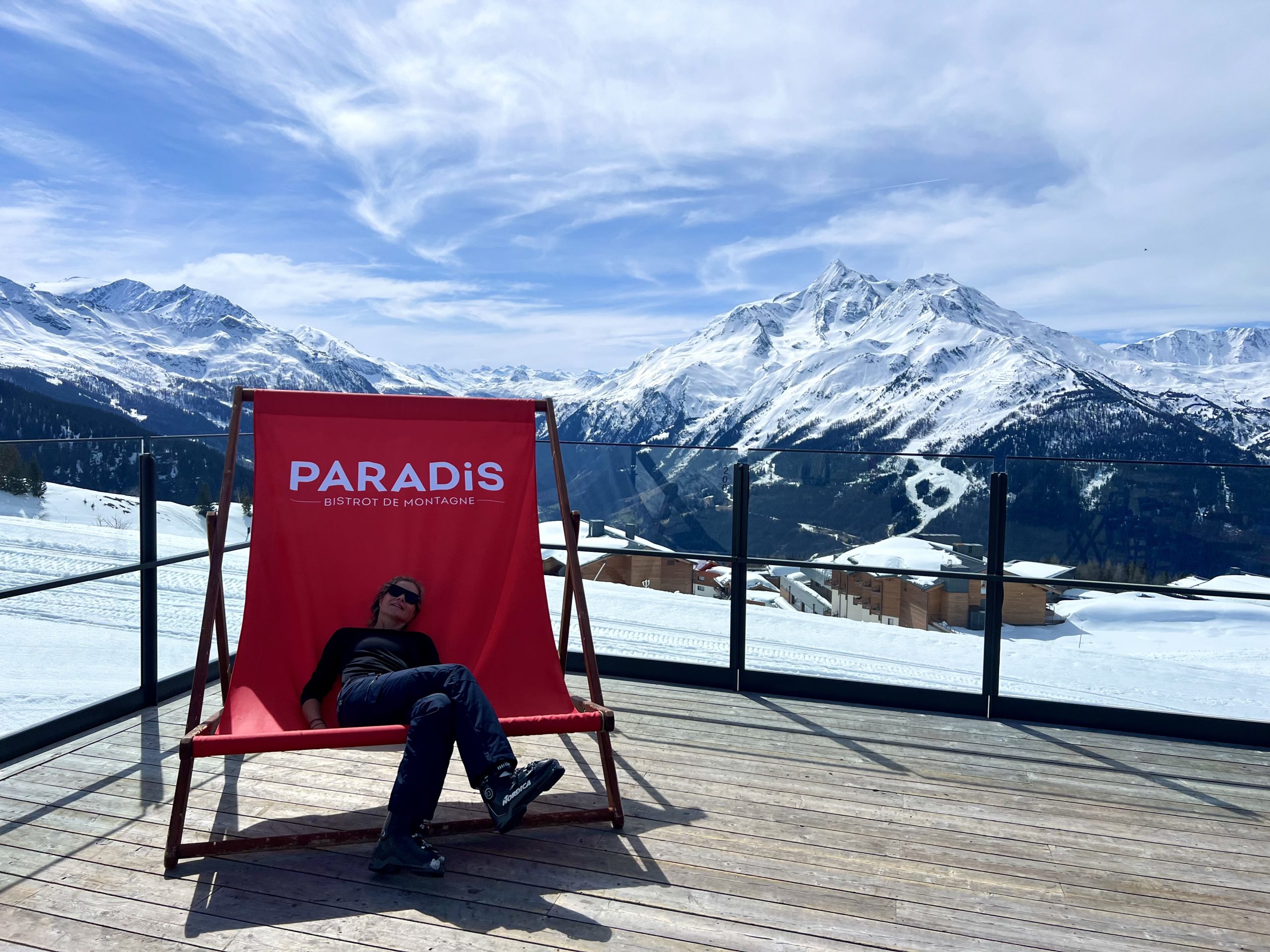 Genieten van de lunch, omgeving en het zonnetje bij Paradis