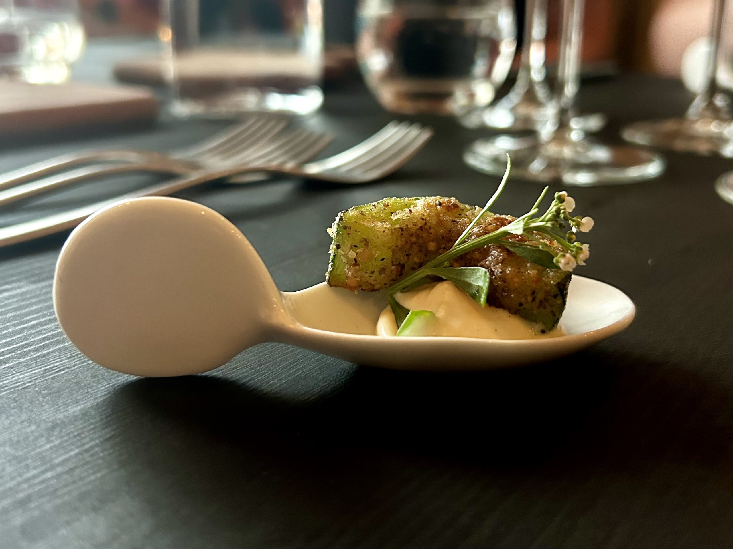 De amuse bestond uit gefermenteerde aioli en courgette. Klein, maar vol smaak!