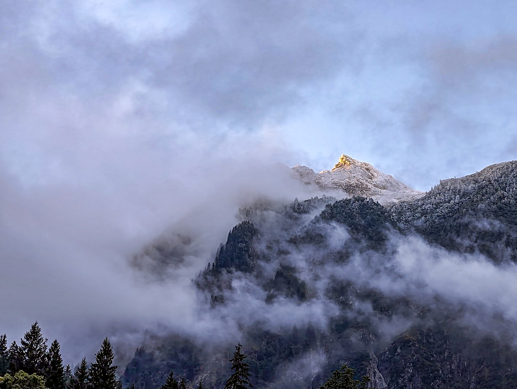 De mystieke toppen van de bergmassieven