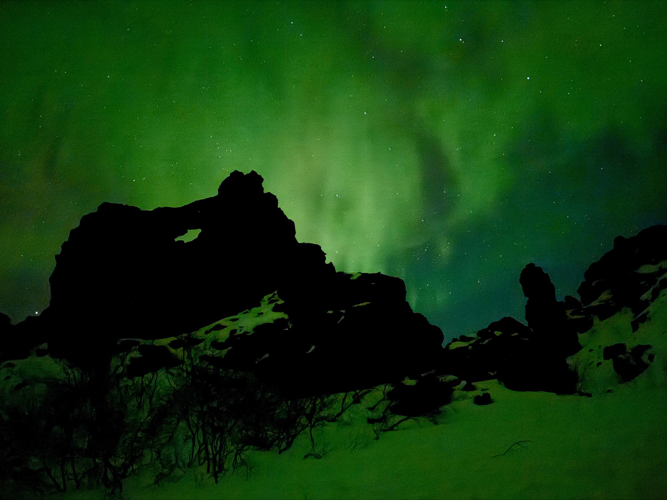 En zo mooi is Dimmuborgir als het noorderlicht zich laat zien