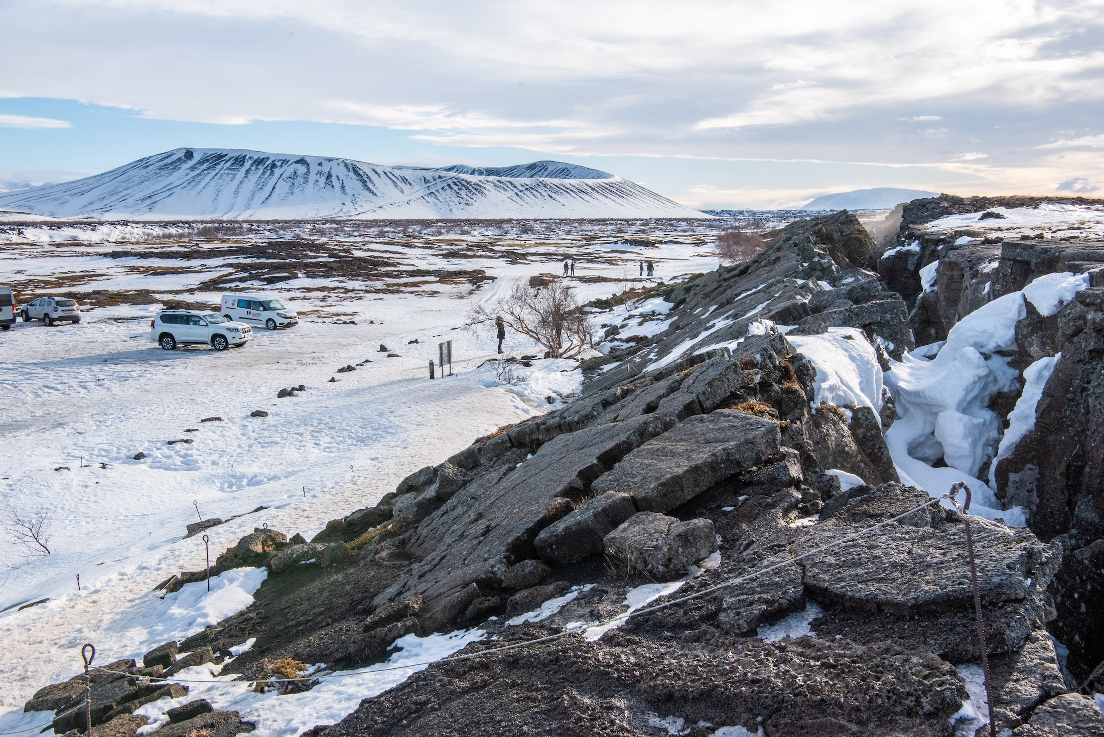 De ingang van Grjótagjá, met op de achtergrond Hverfjall