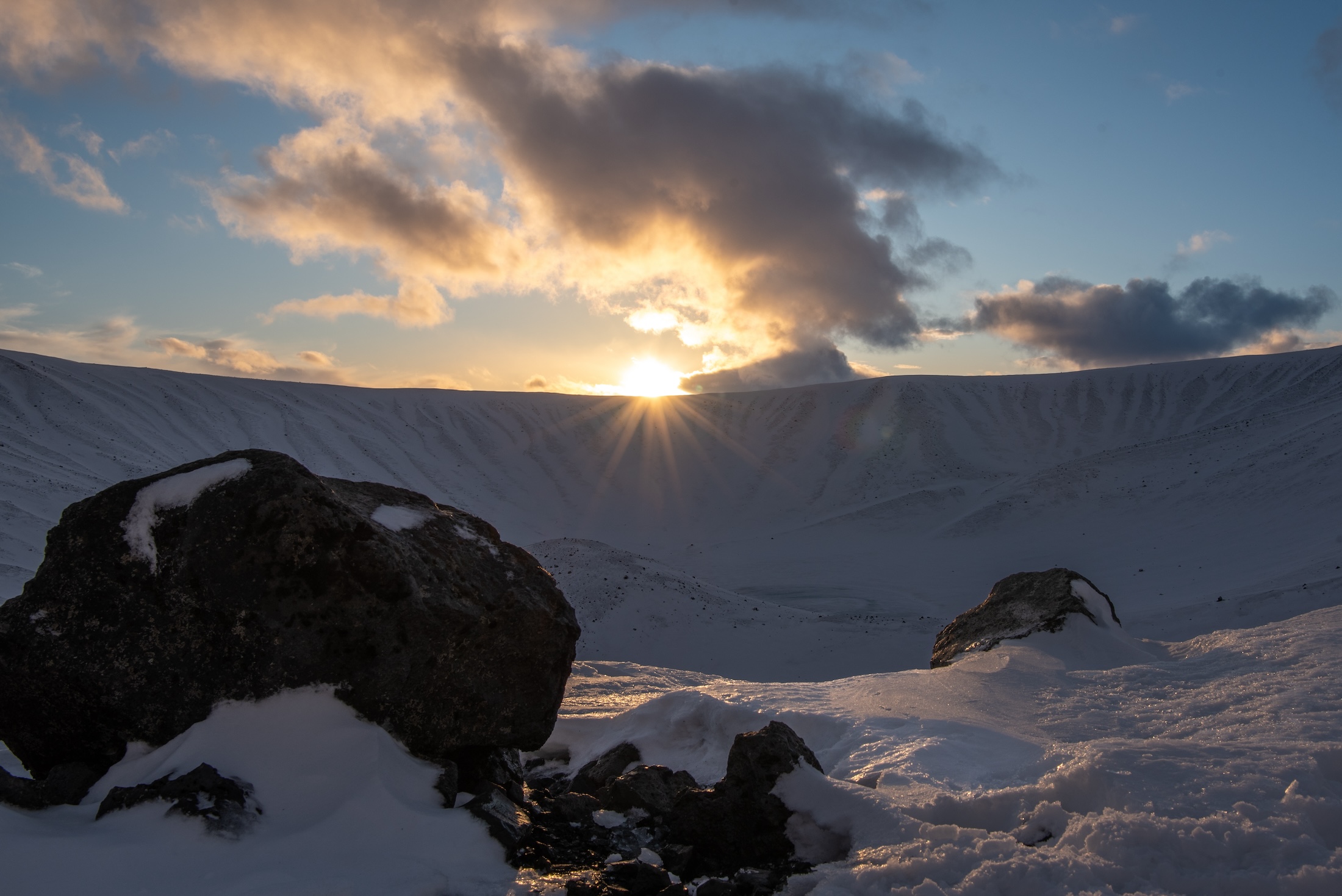 Zonsopkomst op de krater van Hverfjall