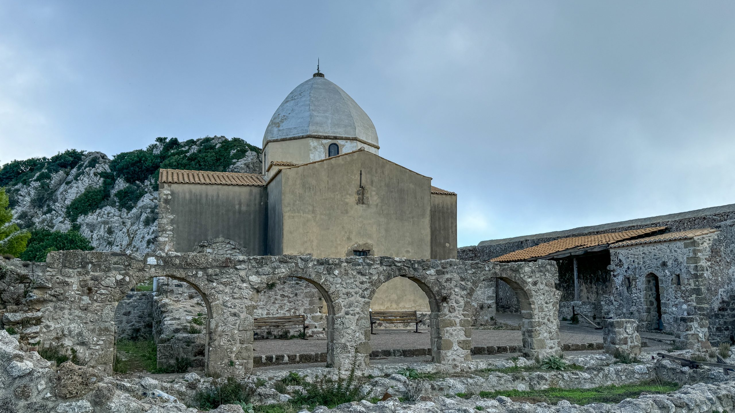 Het klooster van Panagia Skopiotissa op de top van de Skopos-berg.