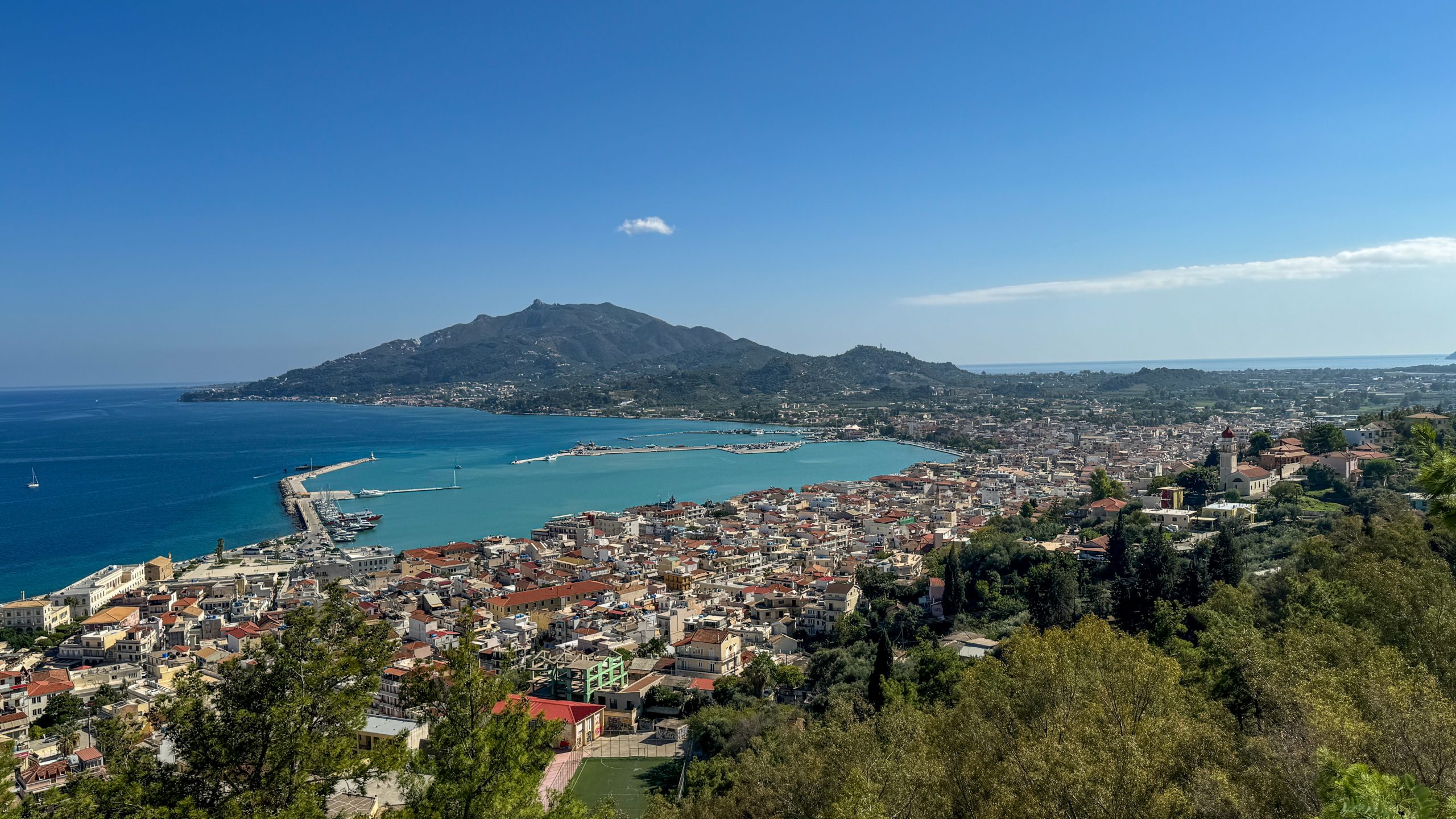 Zakynthos-stad van bovenaf gezien.