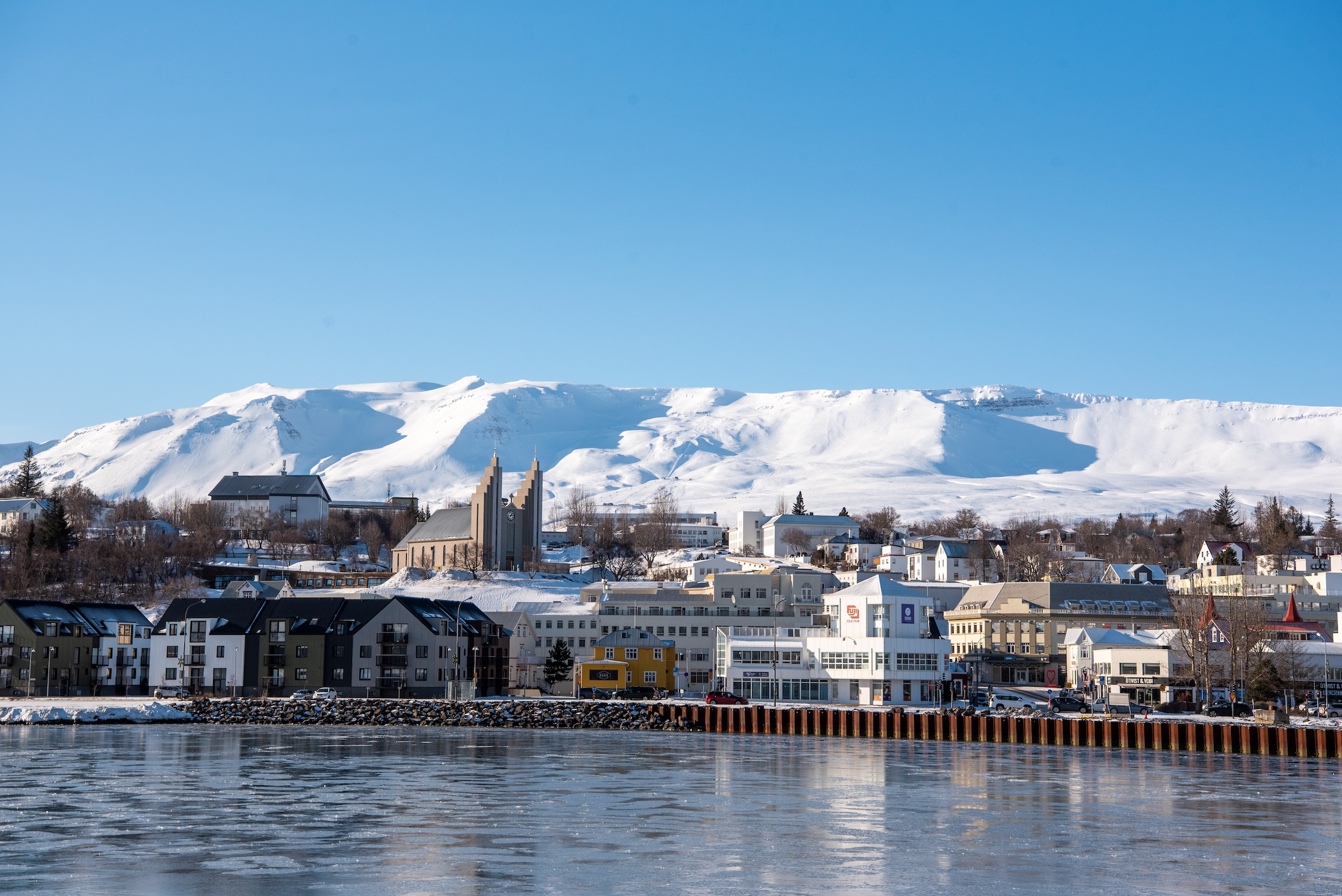 Uitzicht op Akureyri vanaf het water