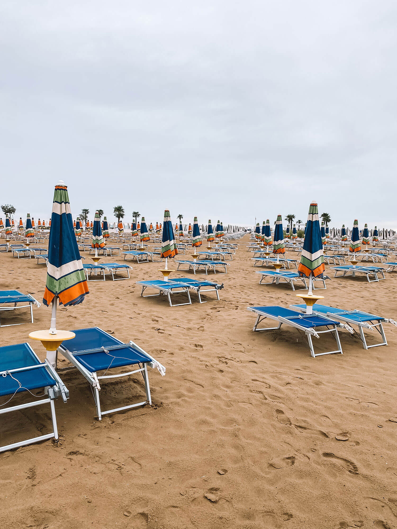 Buiten het seizoen is Bibione ideaal voor een ontspannen wellnessweekend in combinatie met de thermen, in de zomermaanden kun je settelen op één van de 20.000 strandbedden.