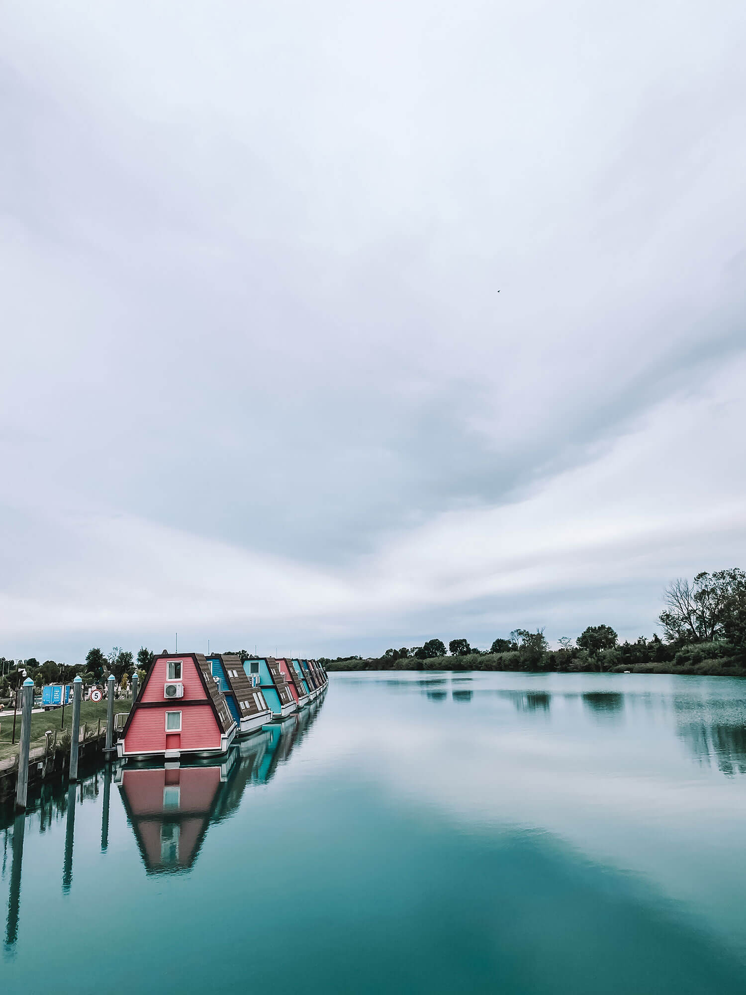 Een deel van de houseboats van het Marina Azzura Resort liggen op de Tagliamento rivier.