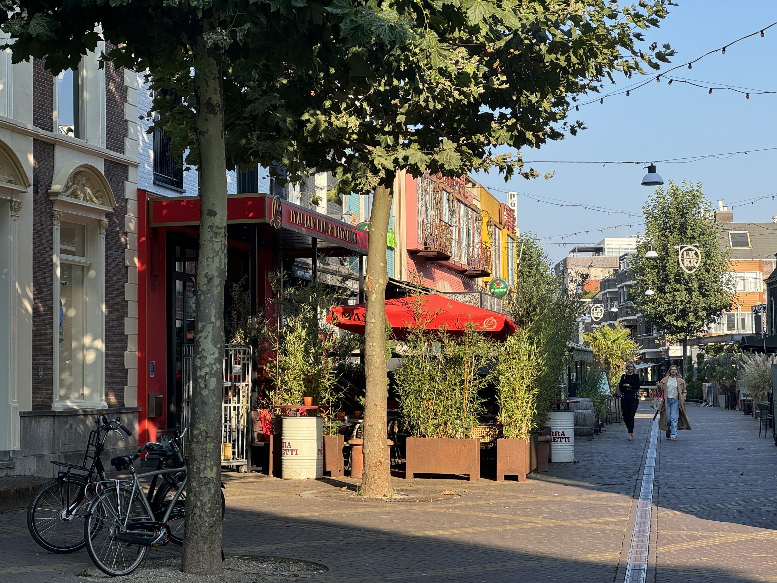 Het centrum heeft de gemakken van de stad, maar de uitstraling van een dorp.