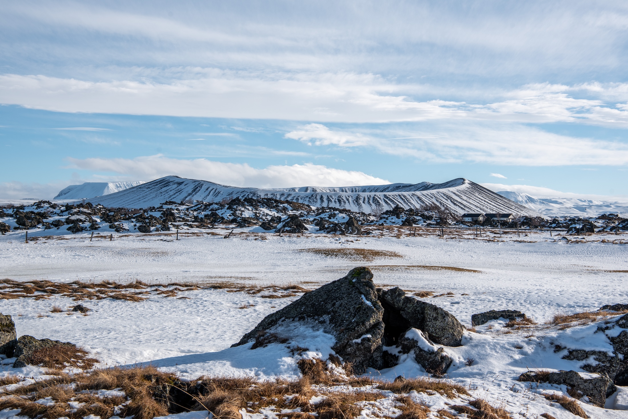 Vanaf een afstand zie je de vorm van Hverfjall nog beter