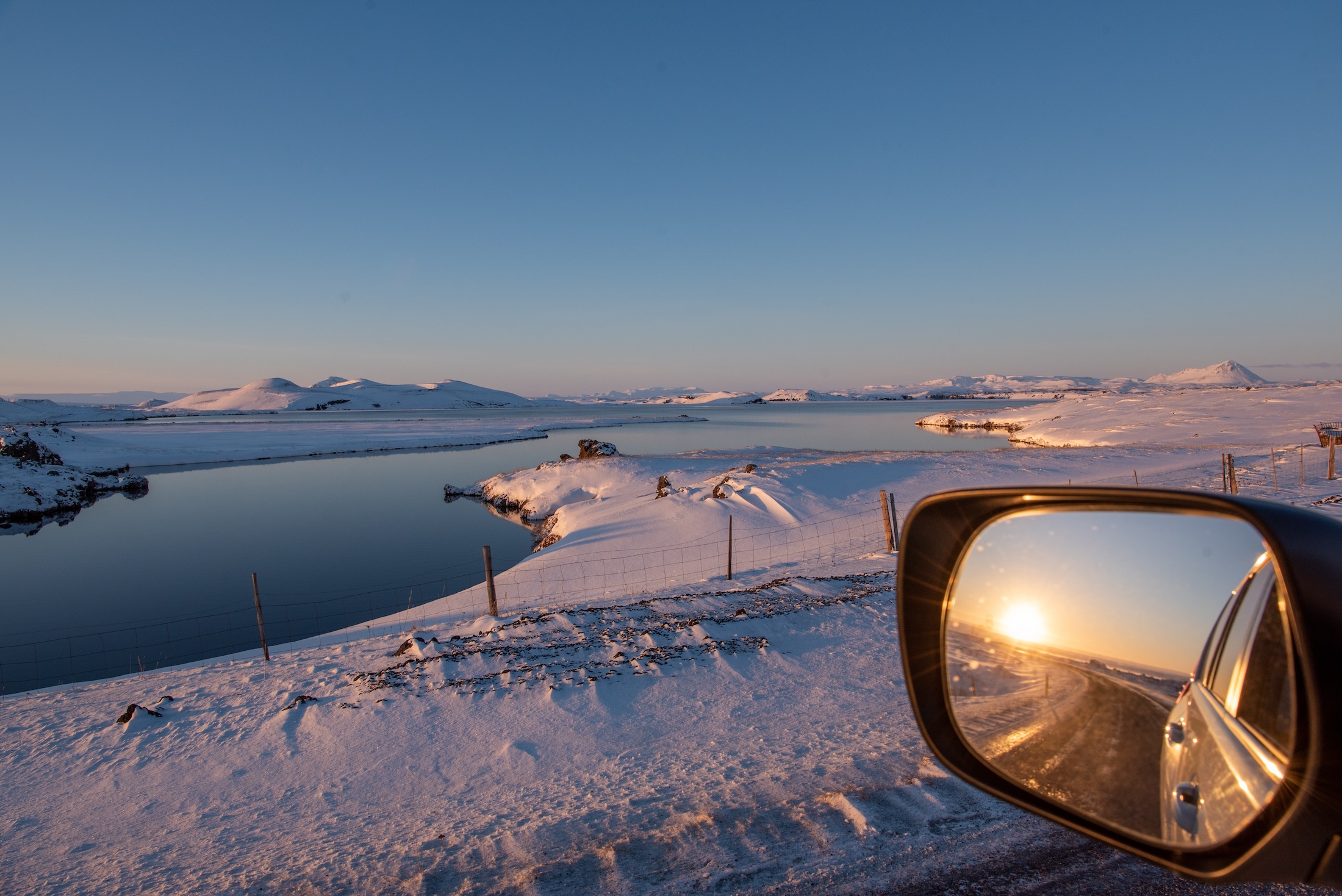 Rijden langs het Myvatn meer bij zonsondergang